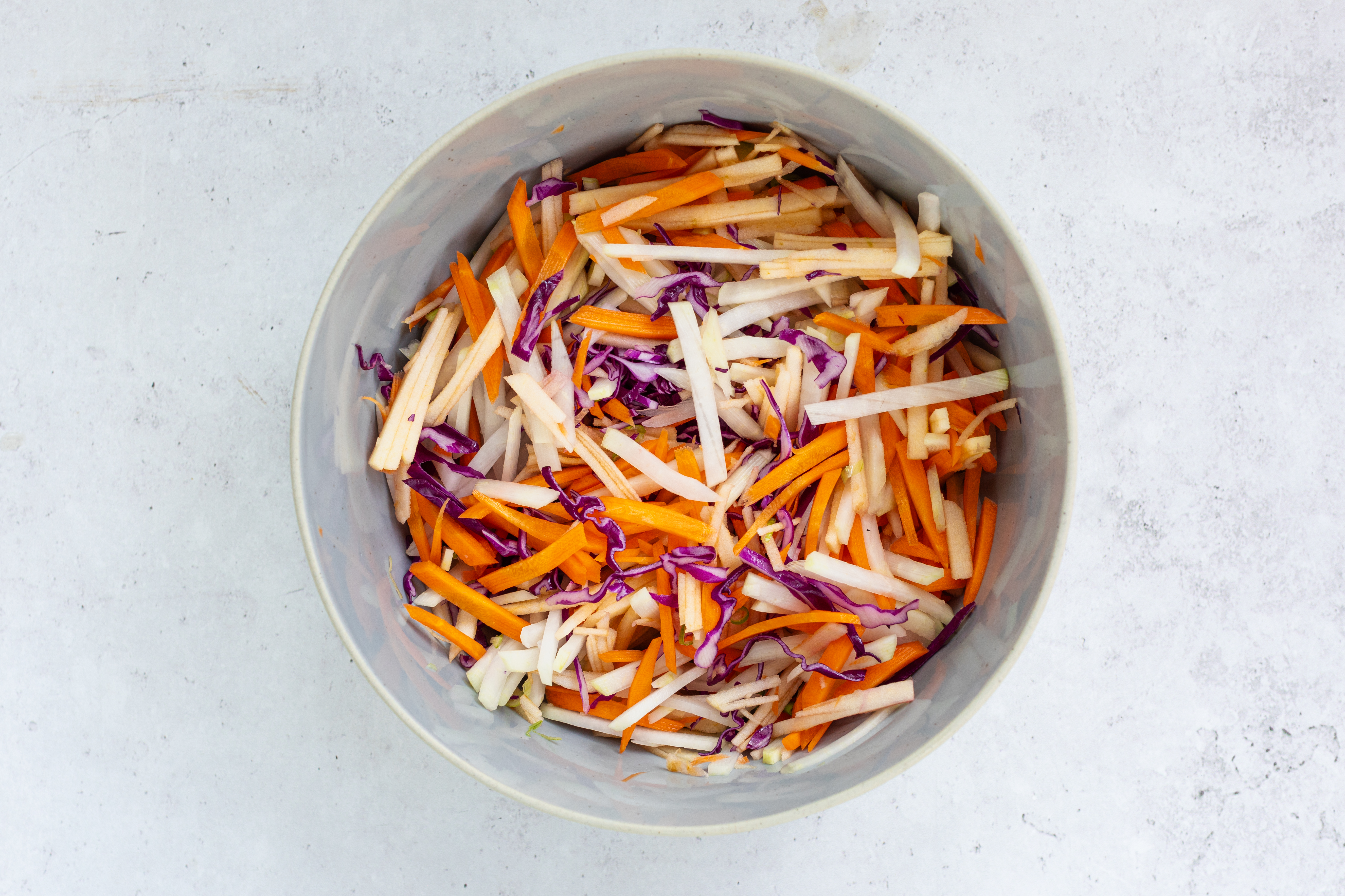 Schritt 4:  Kohlrabi Salat mit Apfel anrichten 