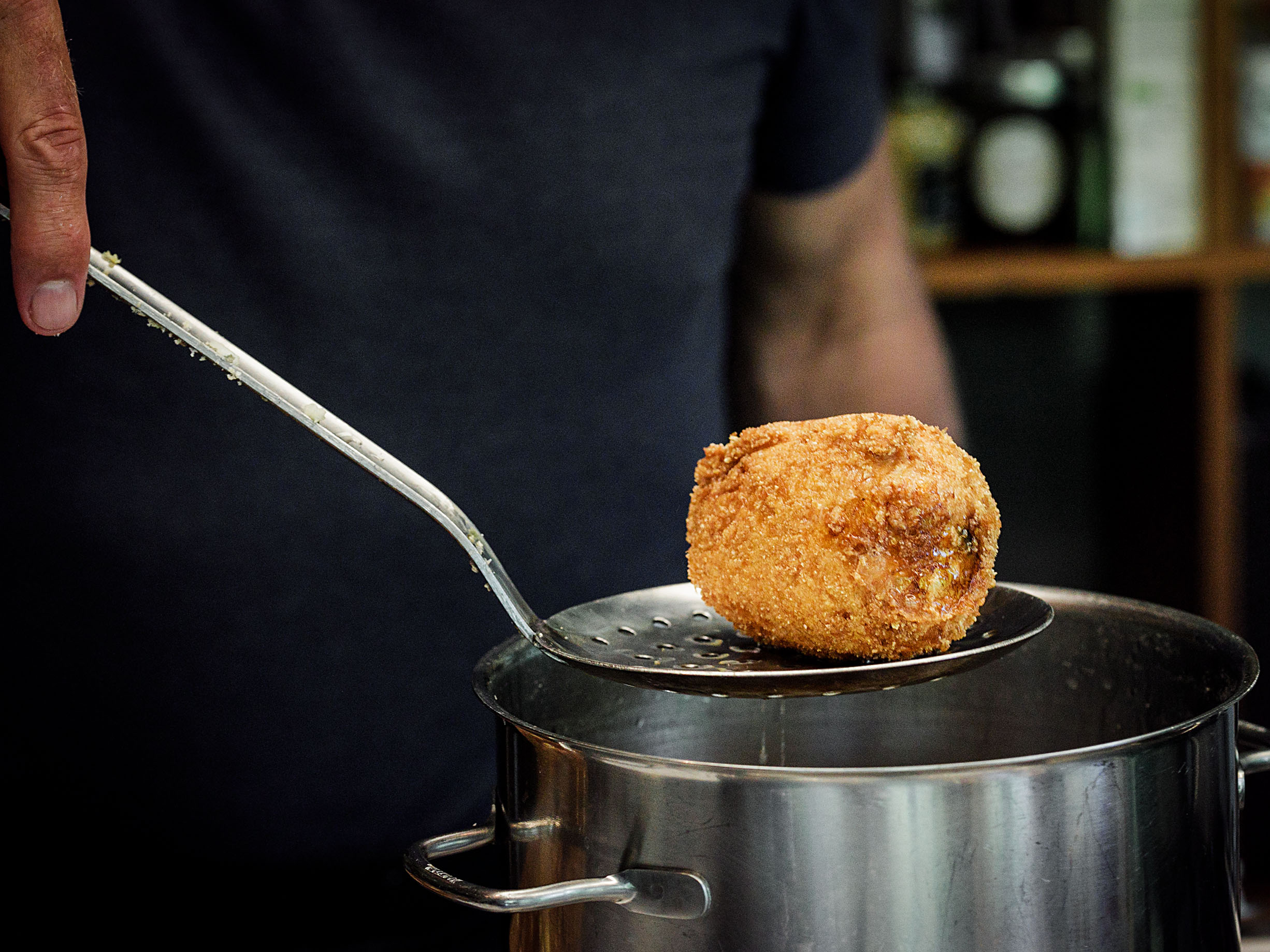 Schritt 4: Die Arancini frittieren bis sie goldgelb werden