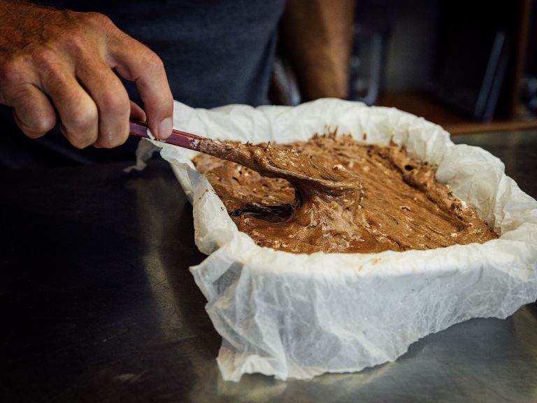 Schritt 2: Schokoladenbiscuit für Glutenfreie Heidelbeer-Schokoladenmeringue-Roulade zubereiten 