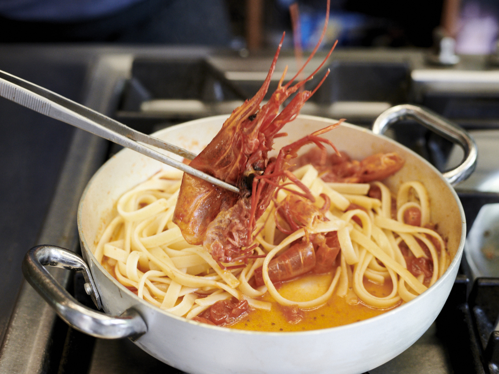 Schritt 4: Gamberi, Linguine und Tomaten zusammen etwas einköcheln lassen, damit eine Bindung entsteht