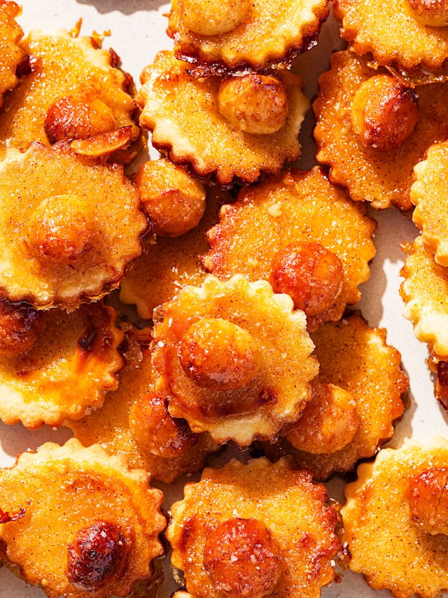 230927 Karamellisierte Macadamiaplaetzchen 3x4 Gallery pic1 230927 Karamellisierte Macadamiaplaetzchen 3x4 Gallery pic1