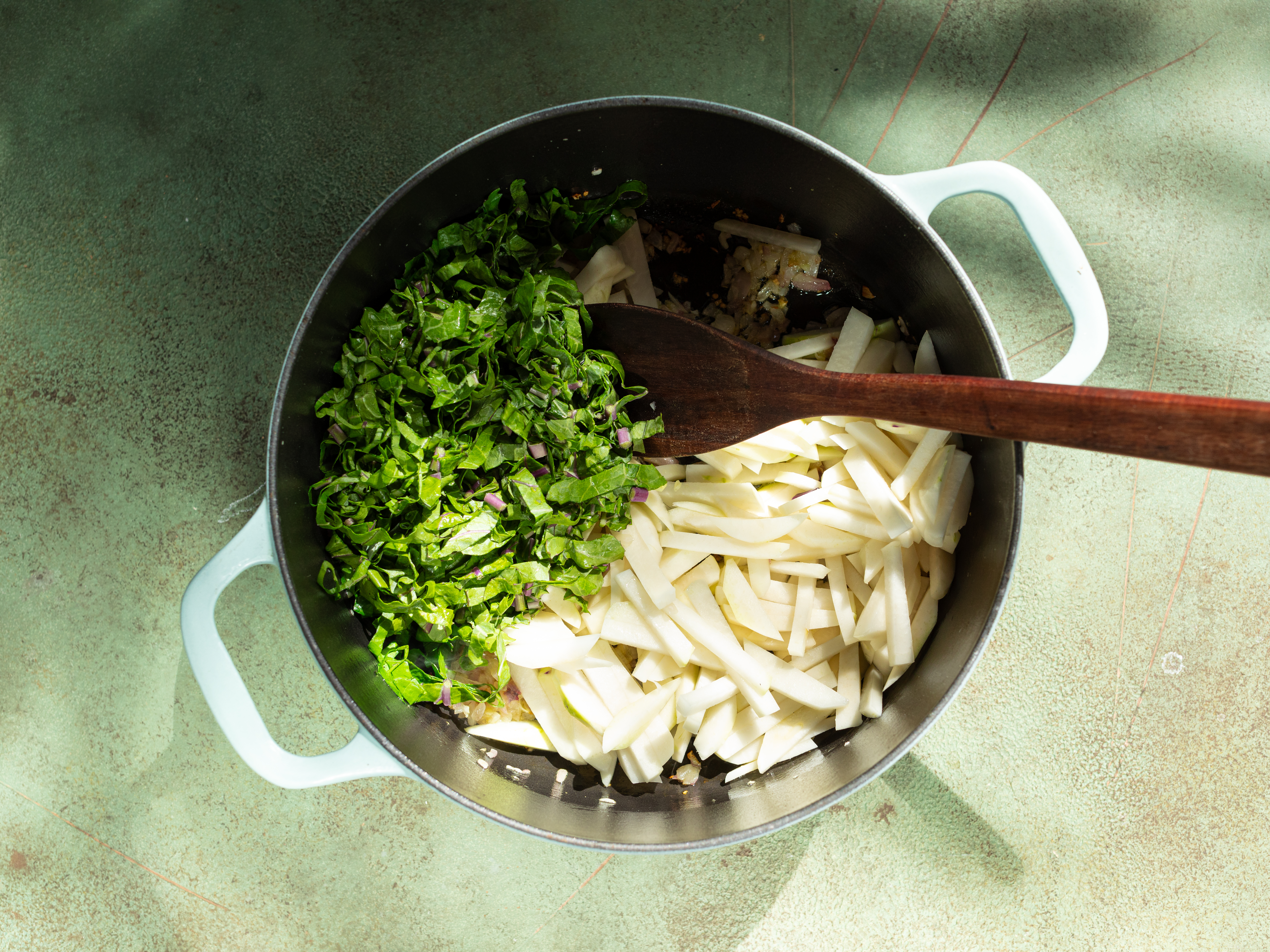 Schritt 2: Zubereitung der Sauce für Kohlrabi Pasta 