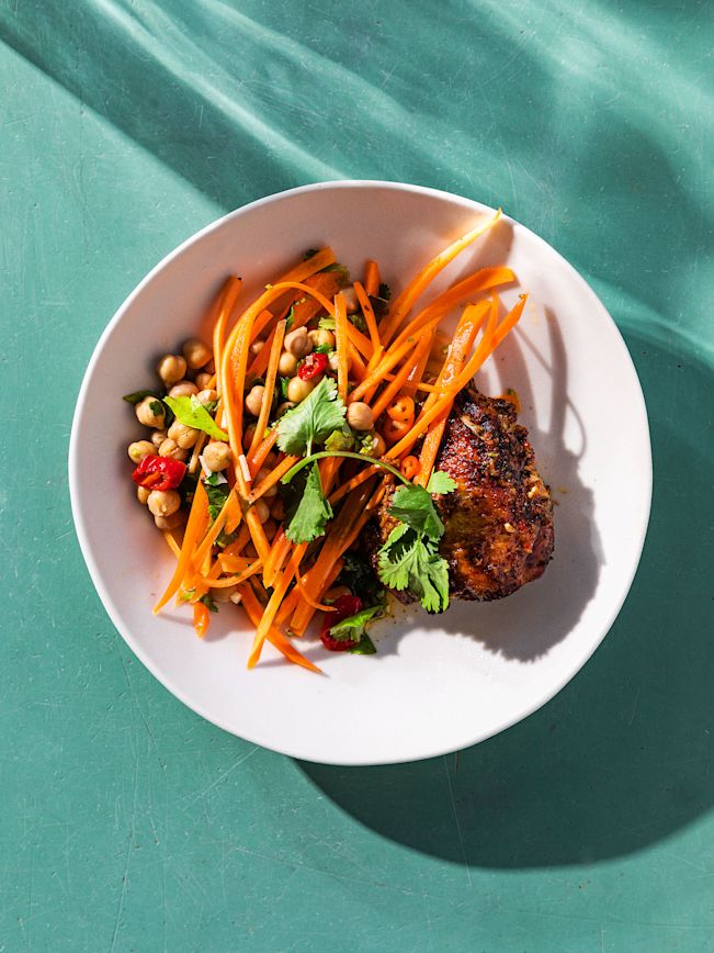 Wuerziges Huehnchen mit Karotten, Kichererbsen und gruenem Chili-Salat Rezept Wuerziges Huehnchen mit Karotten, Kichererbsen und gruenem Chili-Salat Rezept
