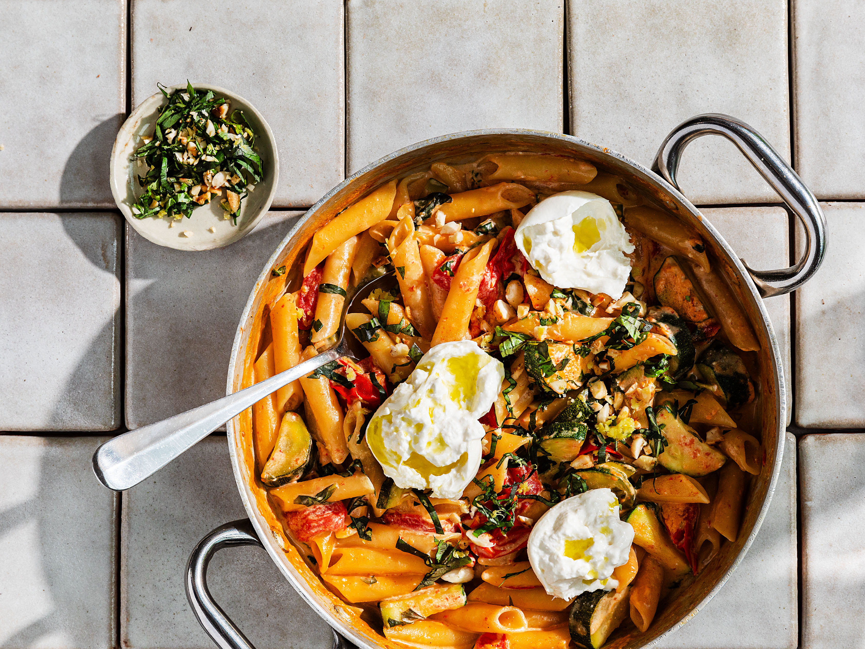 Schritt 3: Die Cremolata über die fertige Pasta streuen, mit der Burrata belegen und servieren