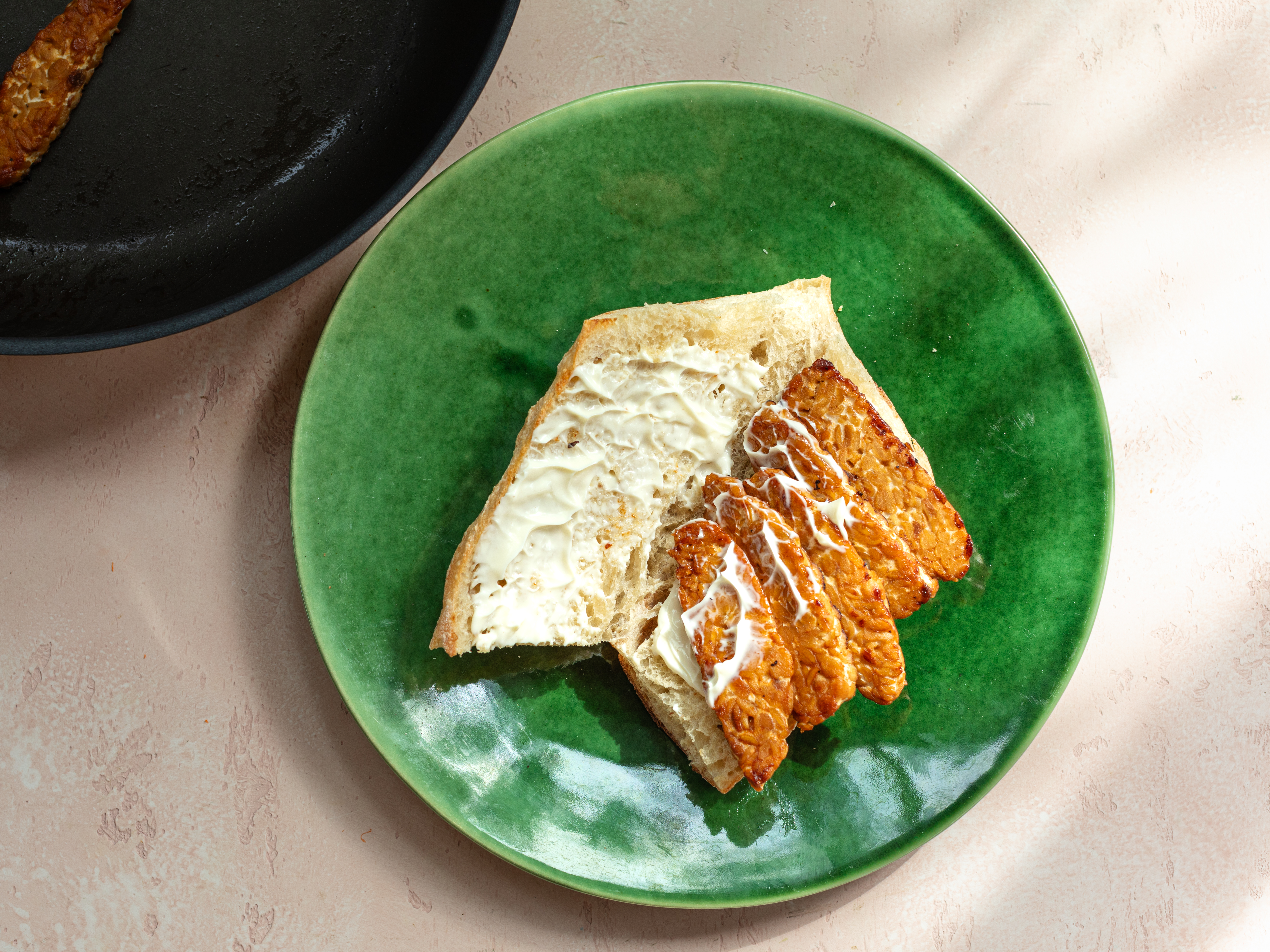 Schritt 5: Baguette  für Veganes Banh Mi Sandwich vorbereiten und belegen