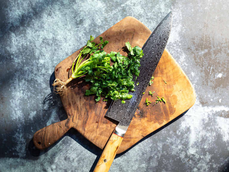 Schritt 1: Gemüse für Asiatischen Rotkohl-Salat vorbereiten 