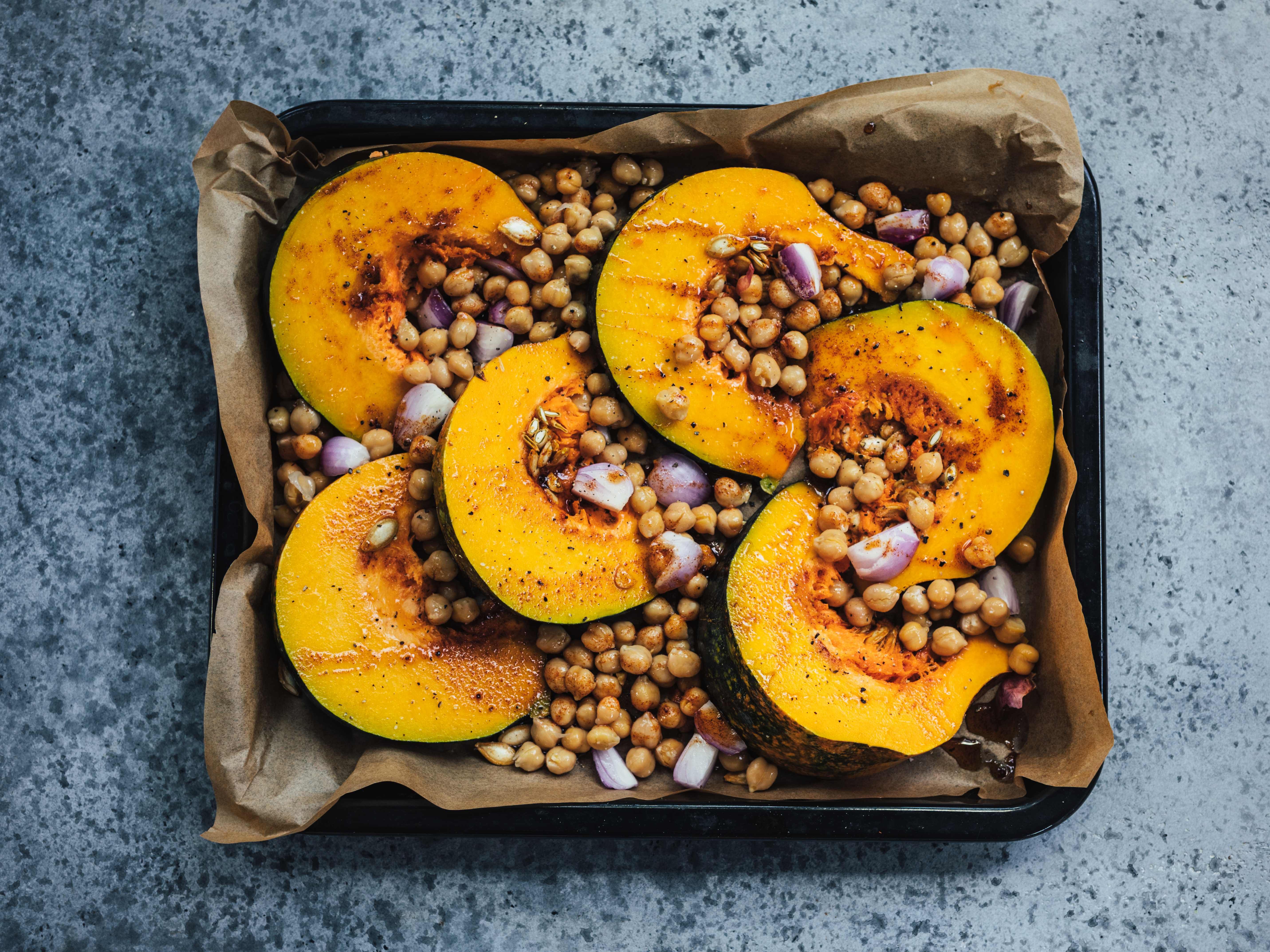 Schritt 1: Kürbis, Schalotten und Kichererbsen zubereiten