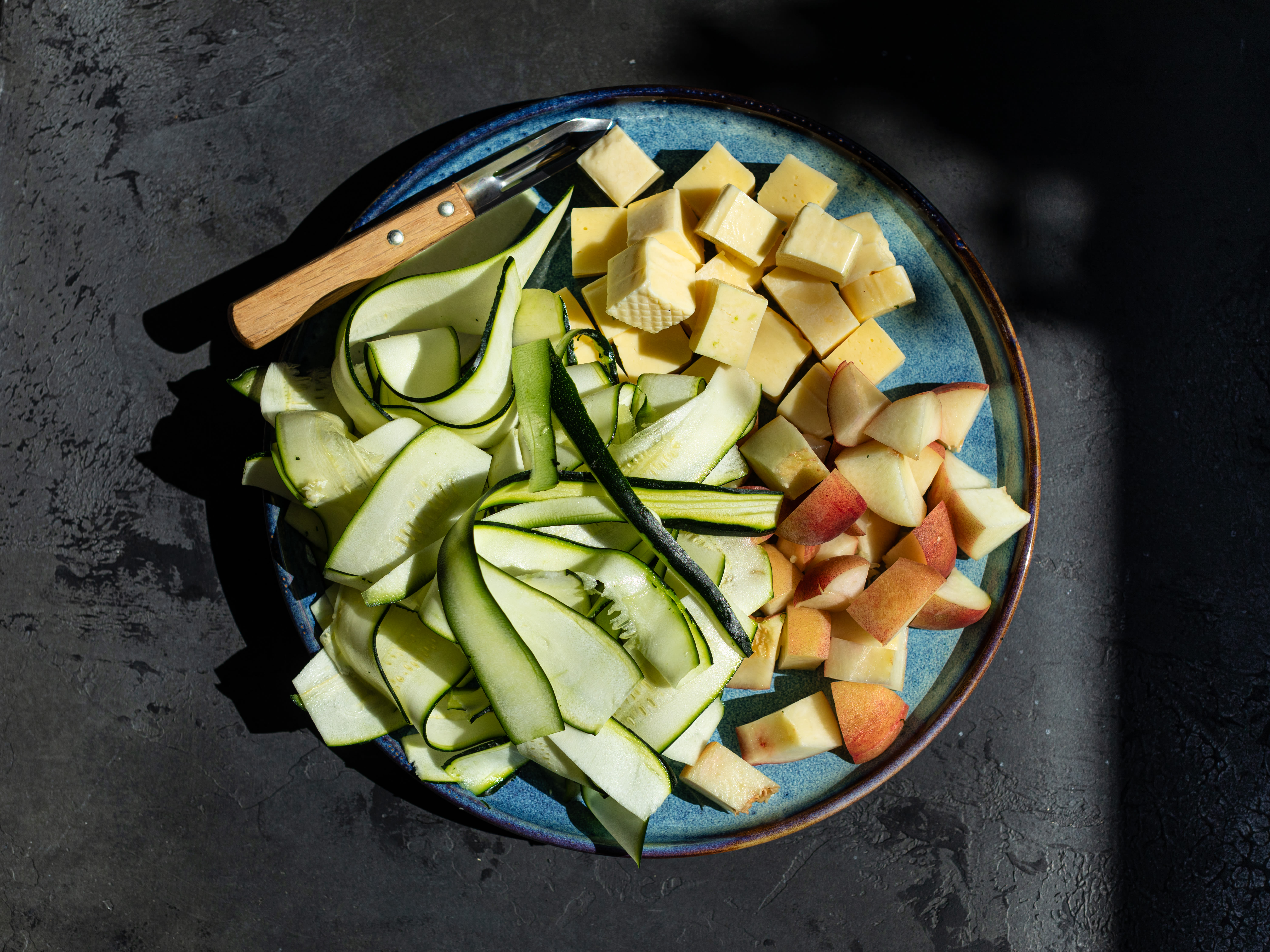 Schritt 1: Die Zucchetti, Pfirsiche und Haloumi schneiden