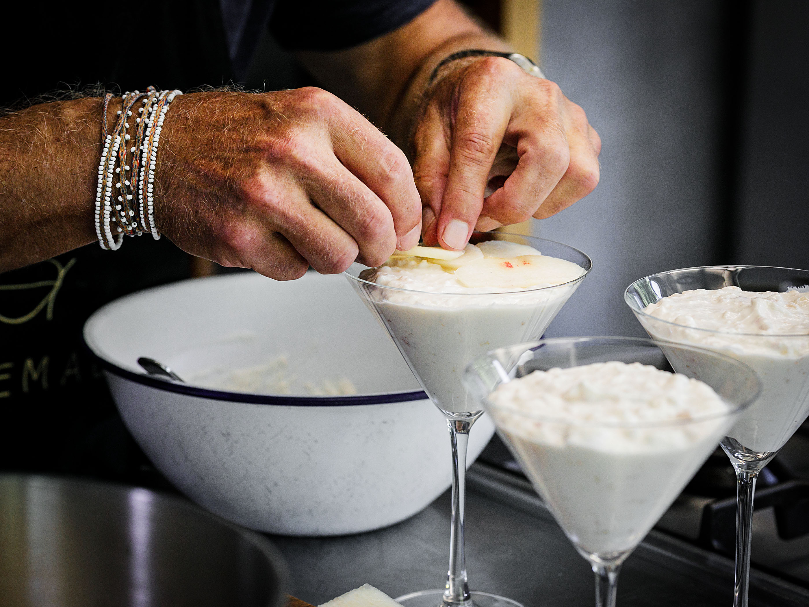 Schritt 2: Pfirsichjoghurt mit Honig, Olivenöl und Fleur de sel fertigstellen