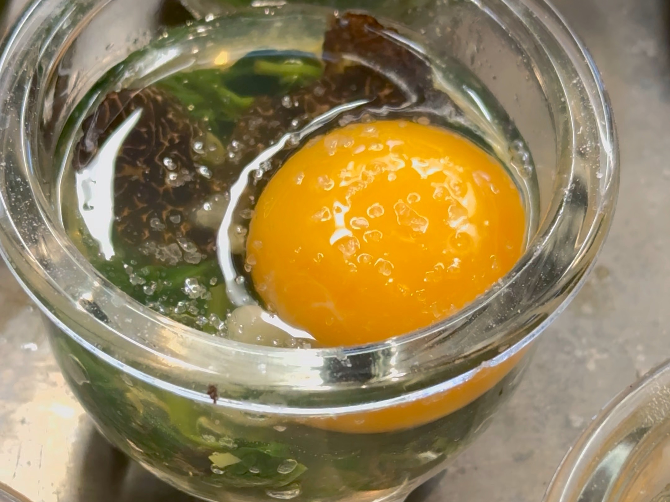 Schritt 2: Spinat für Trüffel-Spinat-Ei in Gläser verteilen