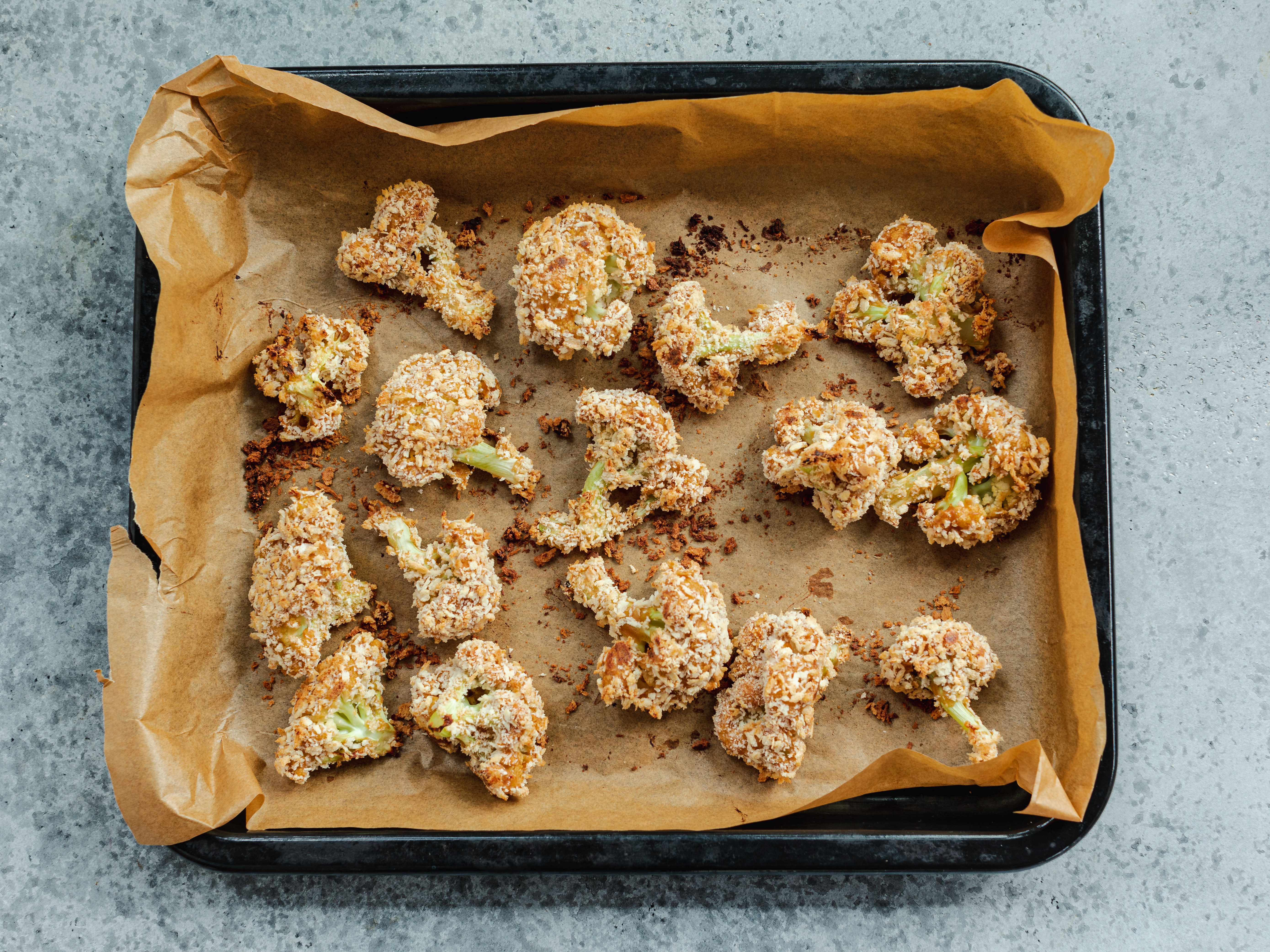 Schritt 3: Die gebackenen Blumenkohlröschen aus dem Ofen nehmen 