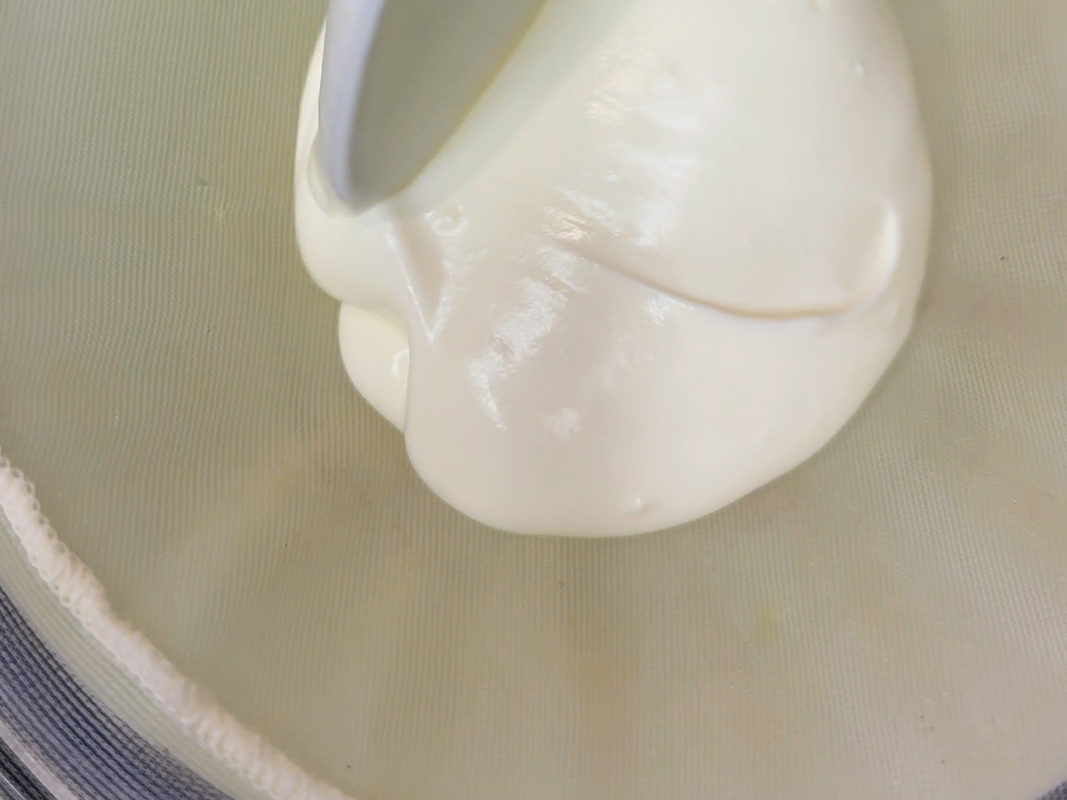 Schritt 1: Joghurt für Gerösteter Rhabarber mit Joghurt Crème (Labneh) abtropfen lassen 