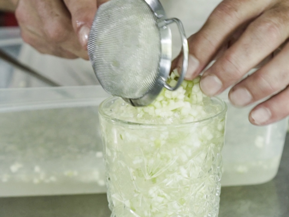 Schritt 2: Vorbereitung für die Kristallisation von Sake-Gin-Tonic Apfel Granité 