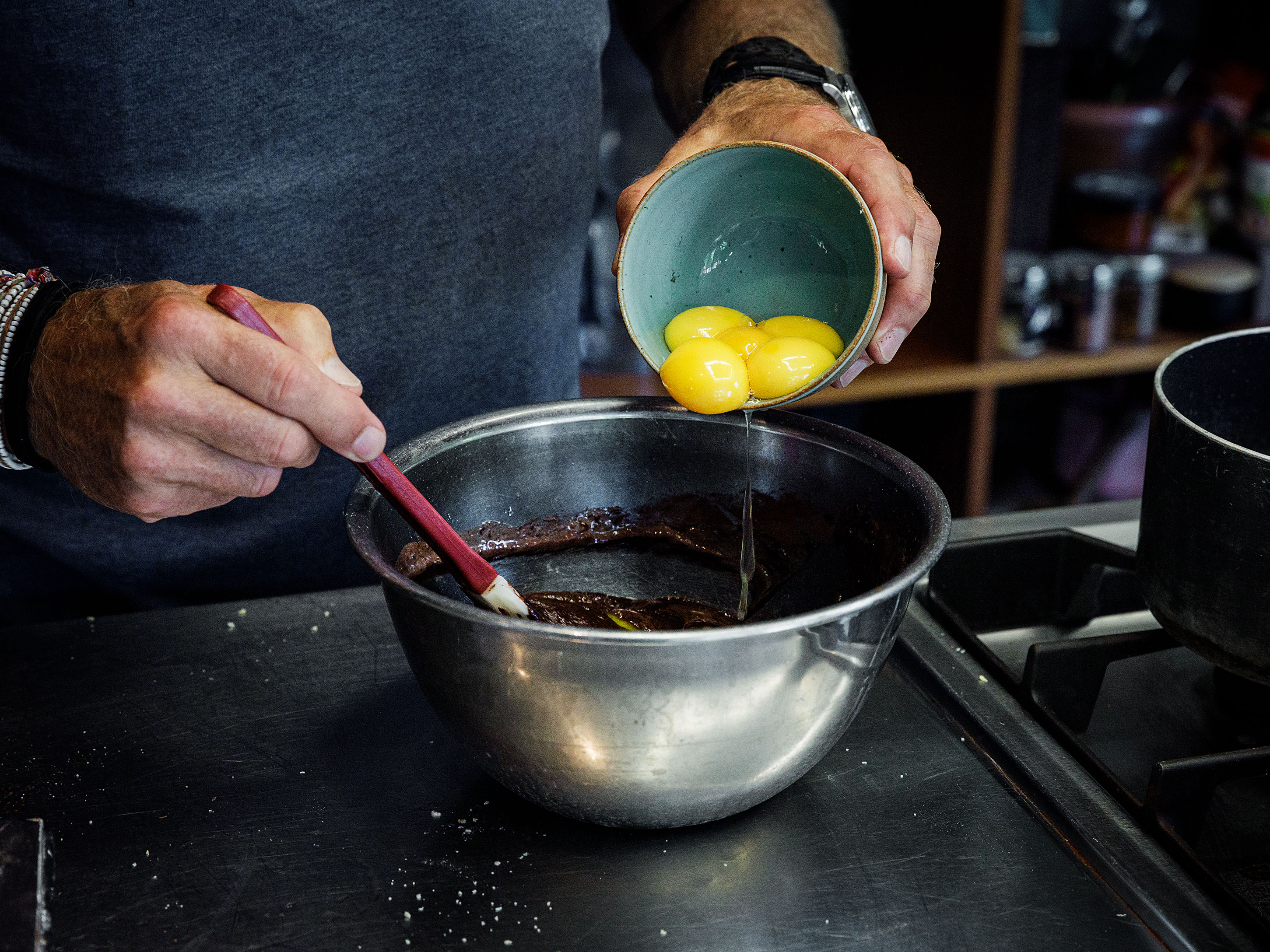 Schritt 2: Schokolade für Glutenfreien Schoko-Haselnuss-Buttermilch-Kuchen schmelzen 