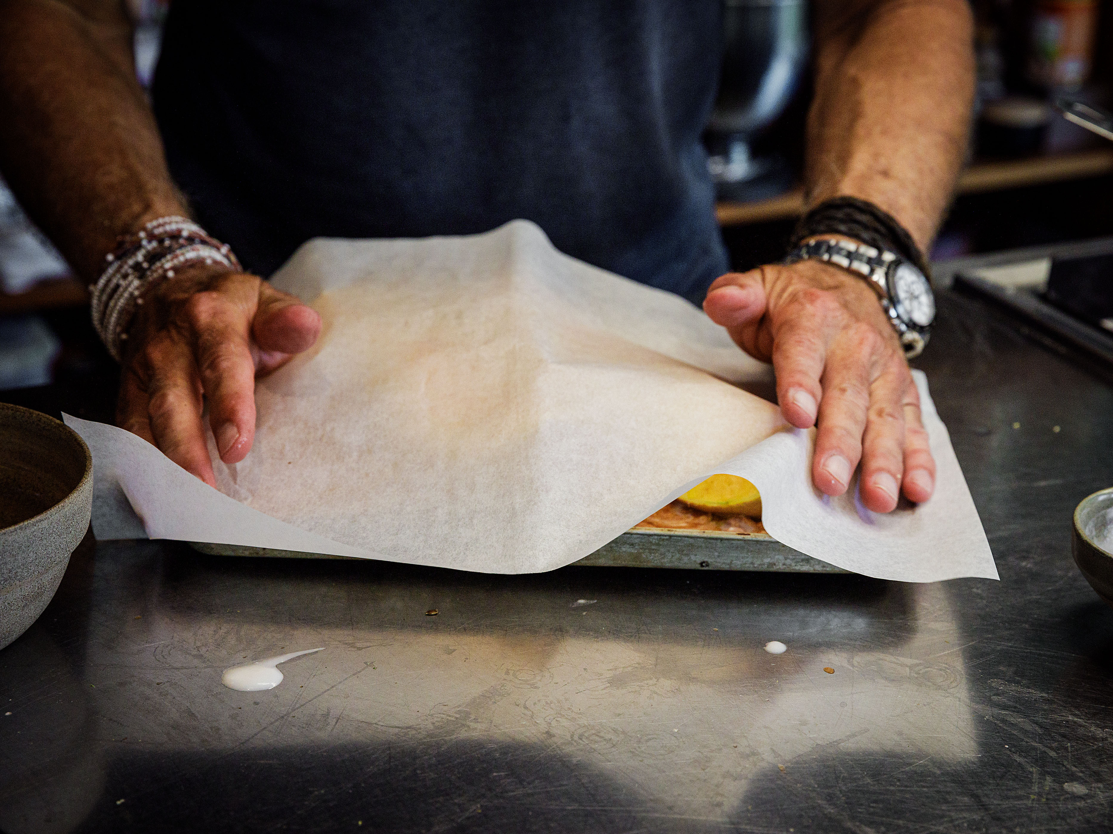 Schritt 2: Backblech mit Folie abdecken und garen.