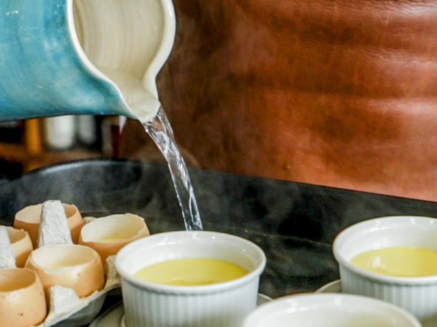 Schritt 3: Wasserbad im Ofen für Sauternes Crème Caramel anfertigen