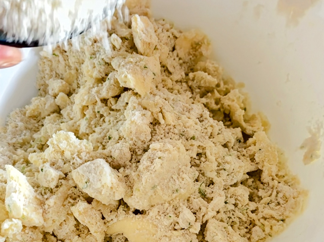 Schritt 1: Mürbeteig für Sportler-Kokos-Limetten Cheesecake zubereiten und kühl stellen