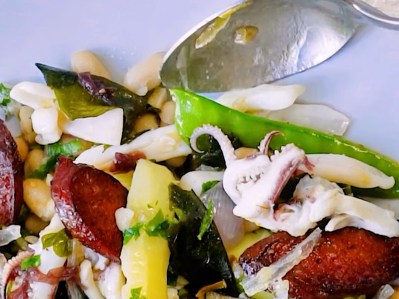 Schritt 4: Anrichten und Servieren von Tintenfischsalat mit Chorizo 