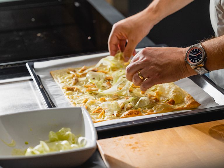 Schritt 2: Flammkuchen mit Rauchforelle, Meerrettich und Fenchel backen & anrichten Schritt 2: Flammkuchen mit Rauchforelle, Meerrettich und Fenchel backen & anrichten