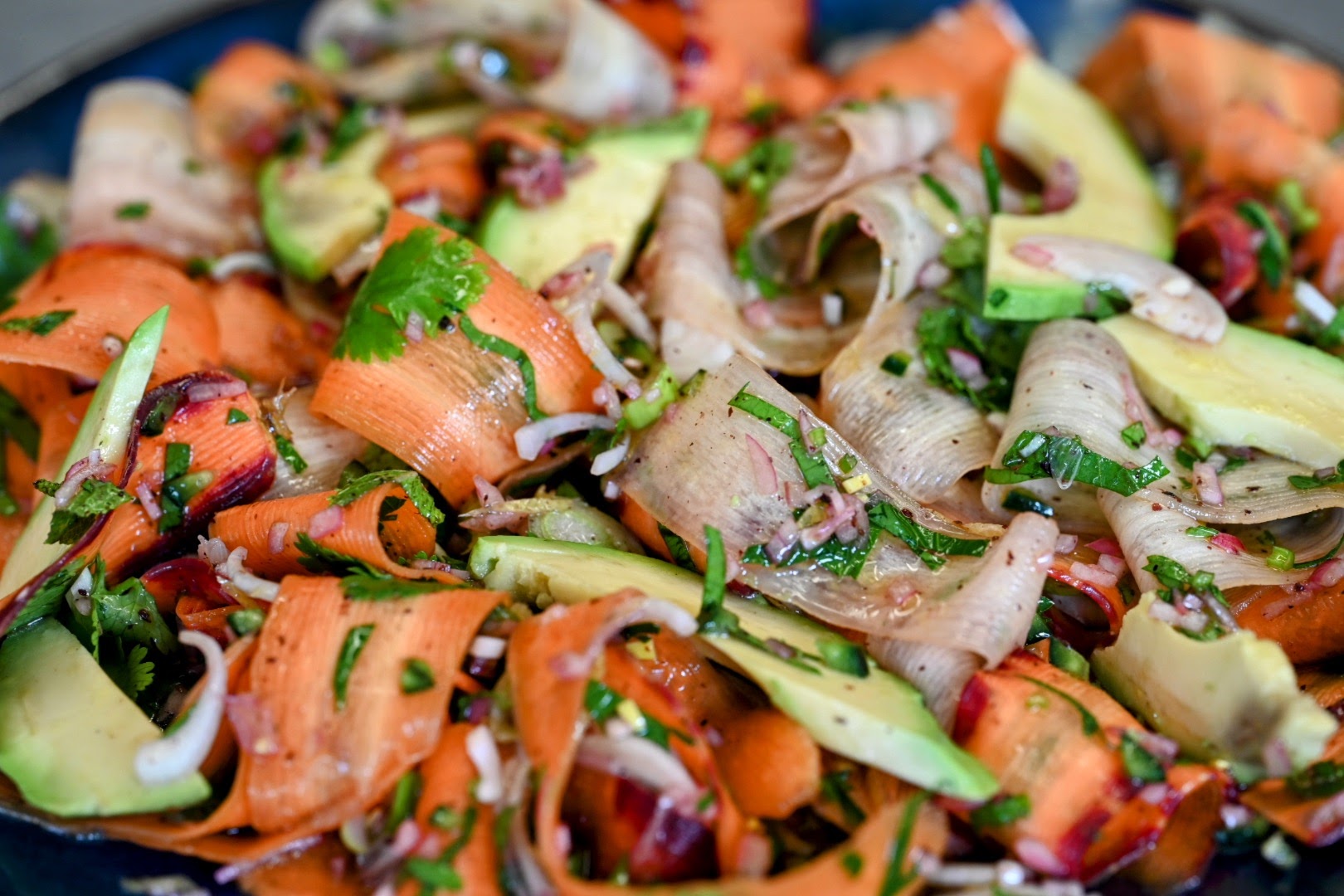 Schritt 3: Karottensalat mit Schalotten und Kräutern anrichten