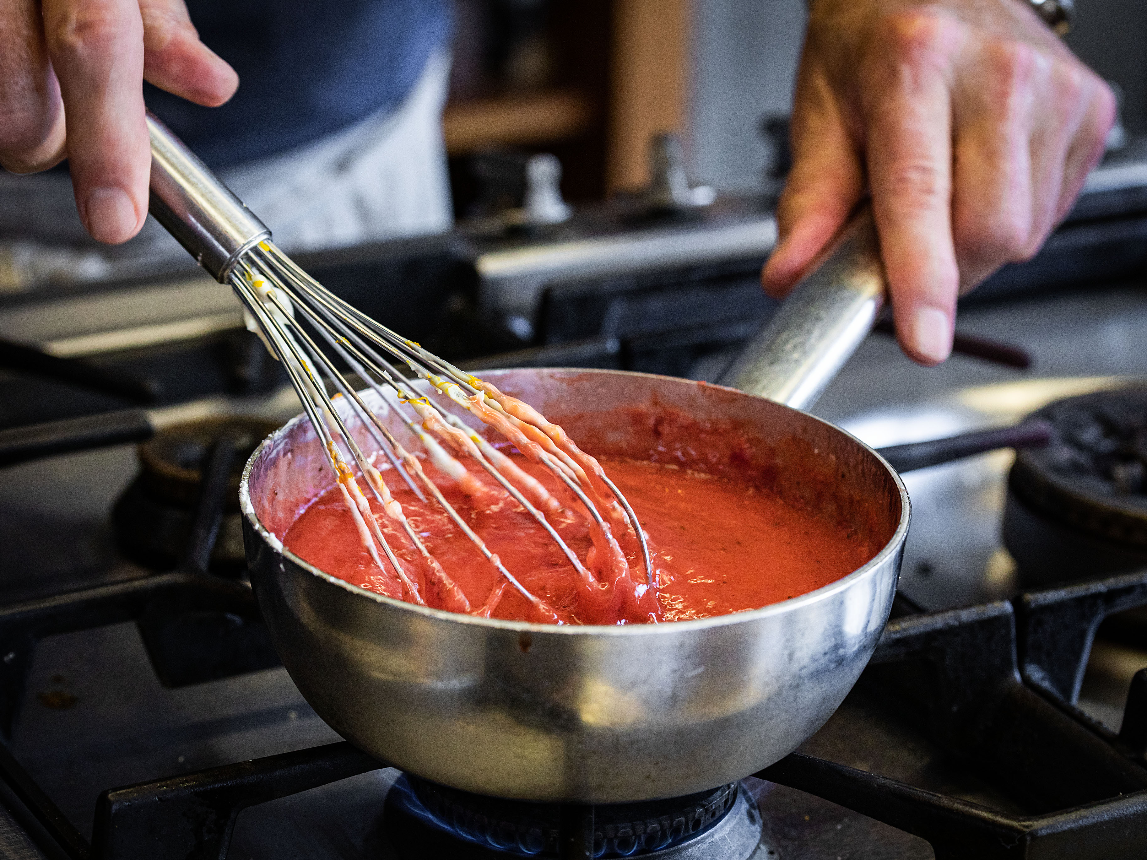 Schritt 4: Zucker mit Maizena mischen und zu den Erdbeeren rühren