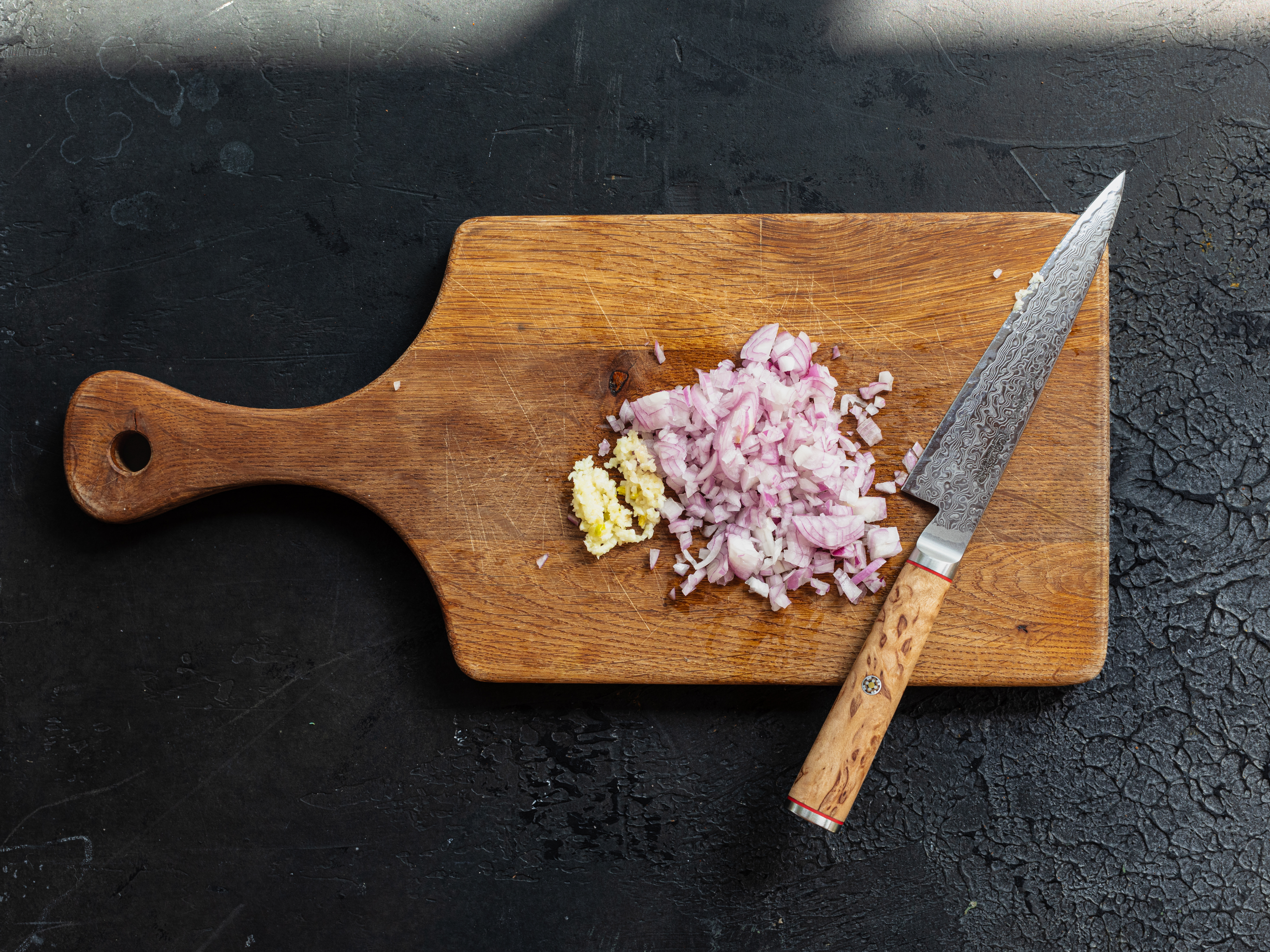 Schritt 2: Schalotten und Knoblauch schälen und fein hacken