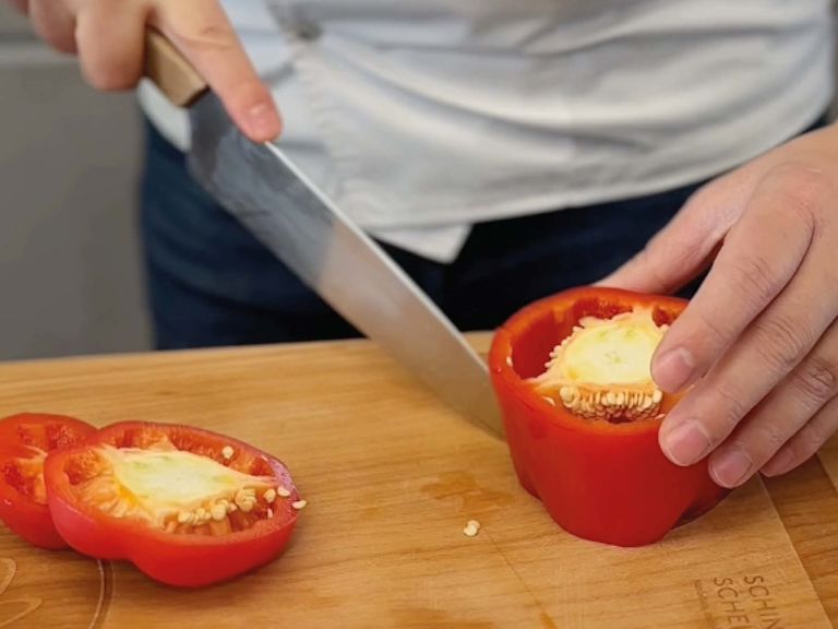 Step 3: Peperoni schneiden Step 3: Peperoni schneiden