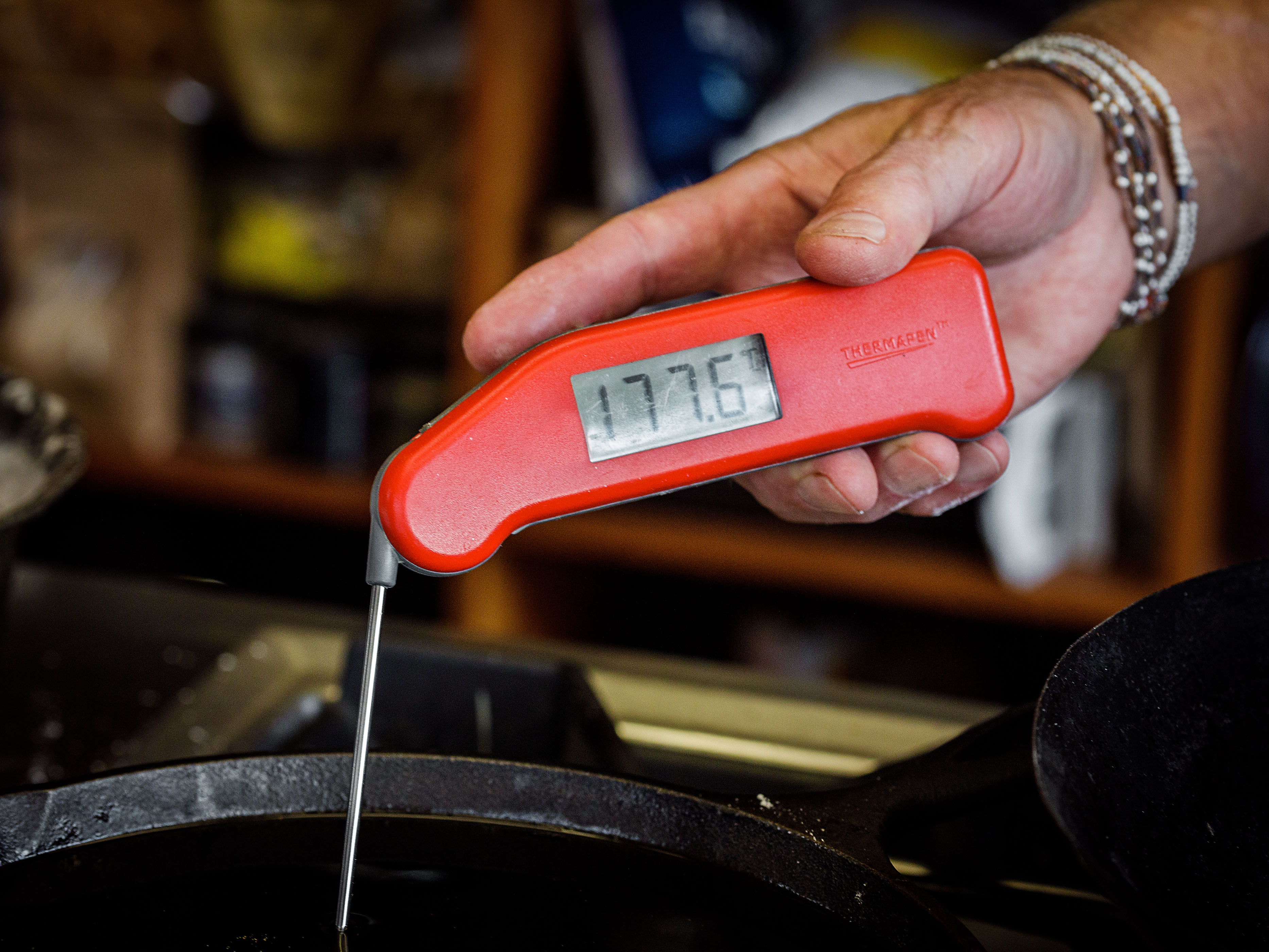 Schritt 3: Erdnuss- oder Rapsöl in einem grossen Wok oder einem Bräter auf 175 °C erhitzen und Temperatur konstant halten.