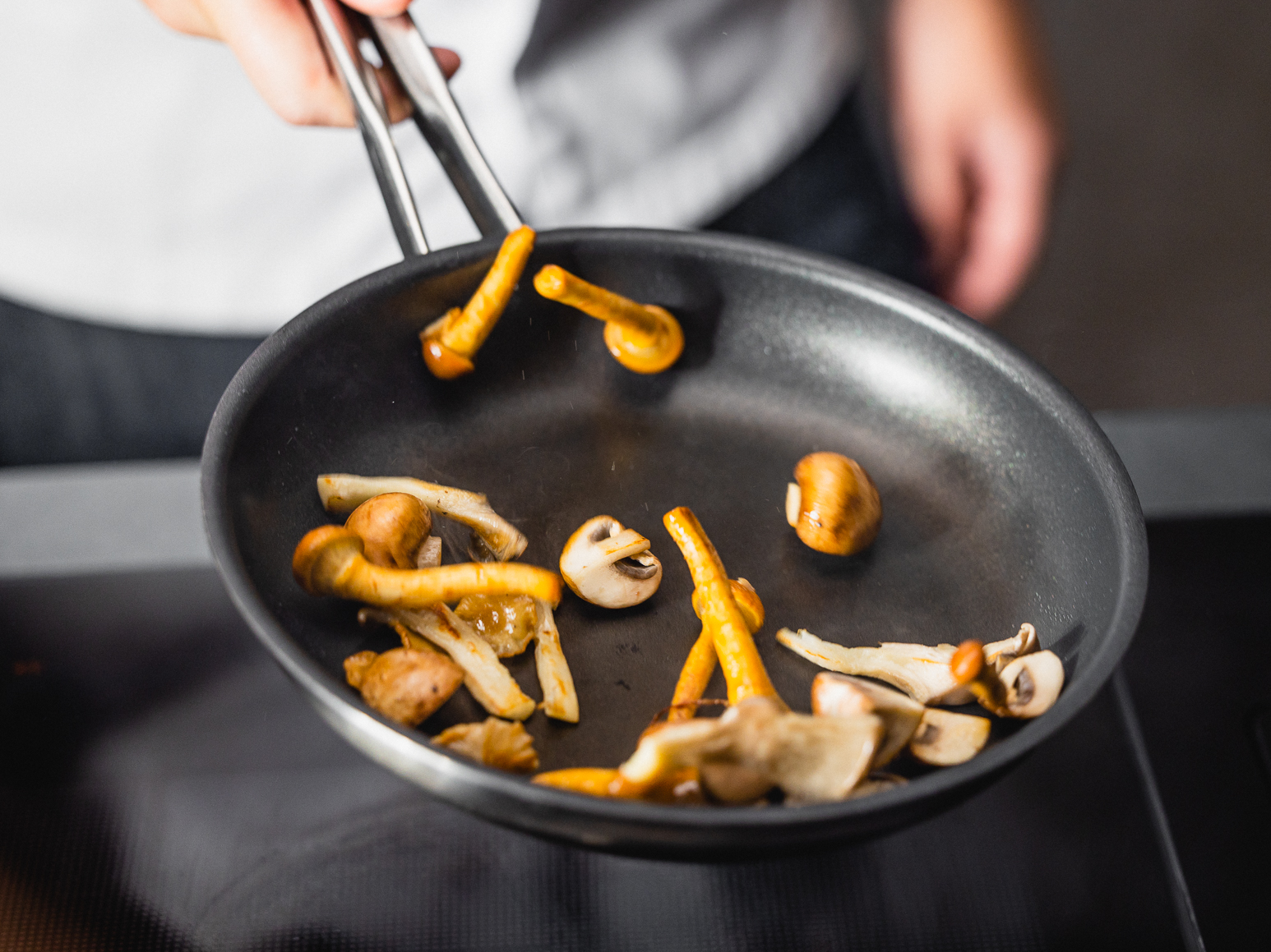 Schritt 2: Zubereitung Morchelrahmsauce für Gnocchi mit Pilz-Ragout und Pecorino 