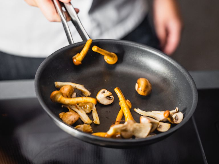 Schritt 2: Zubereitung Morchelrahmsauce für Gnocchi mit Pilz-Ragout und Pecorino Schritt 2: Zubereitung Morchelrahmsauce für Gnocchi mit Pilz-Ragout und Pecorino