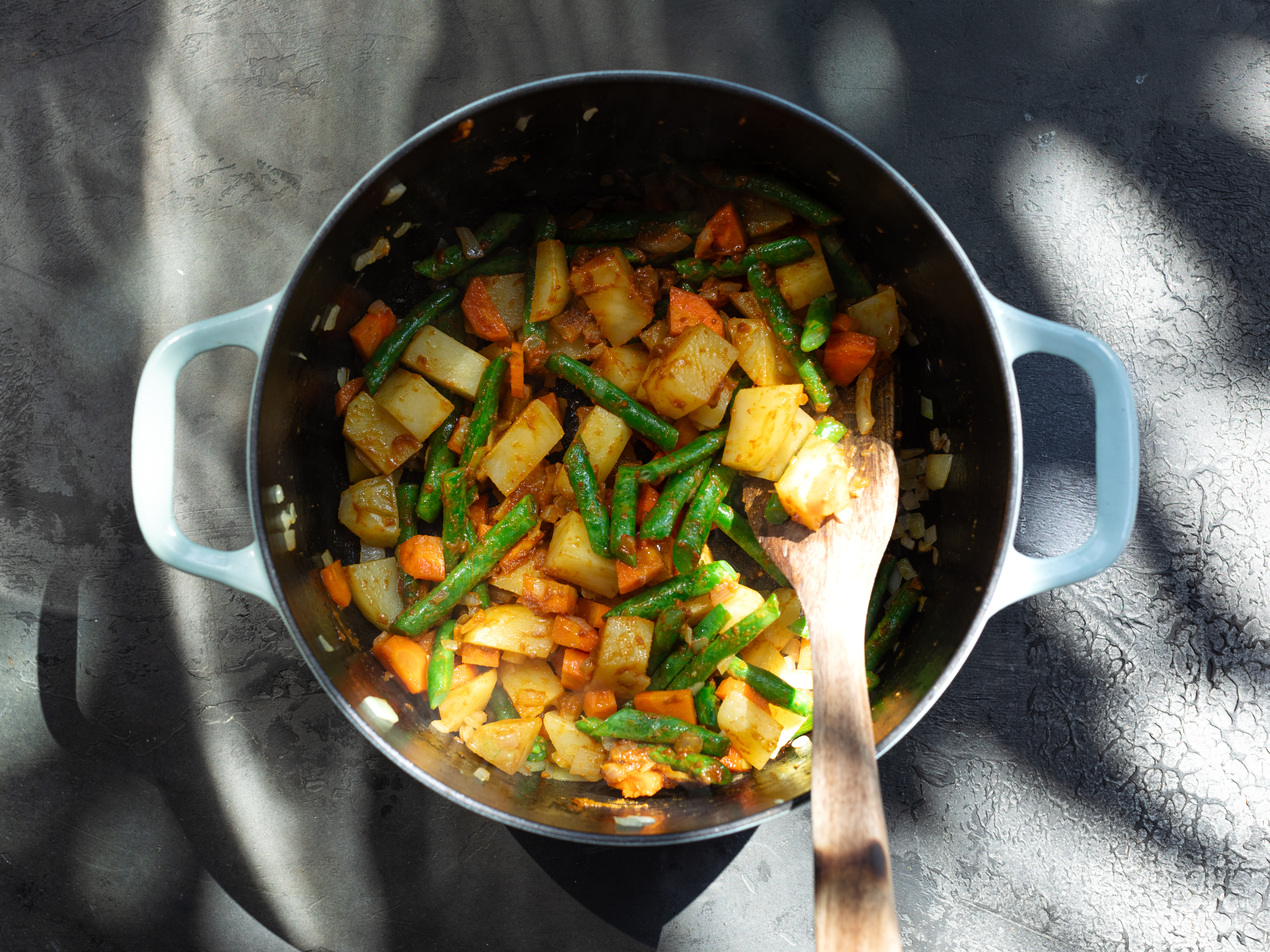 Schritt 3: Gemüse für Thai Massaman-Curry anbraten 