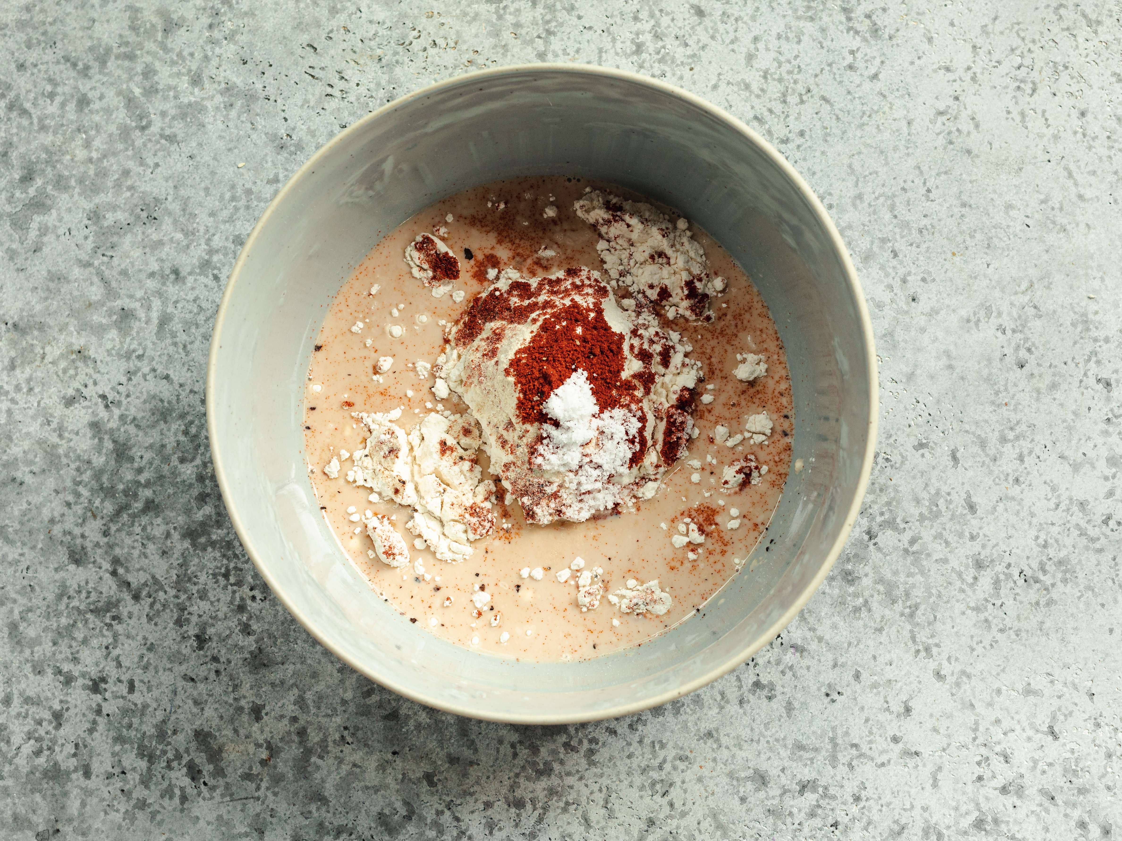 Schritt 1: In einer Schüssel das Mehl, Milch, Knoblauchpulver, Paprika, Sojasauce, Salz und schwarzen Pfeffer vermischen