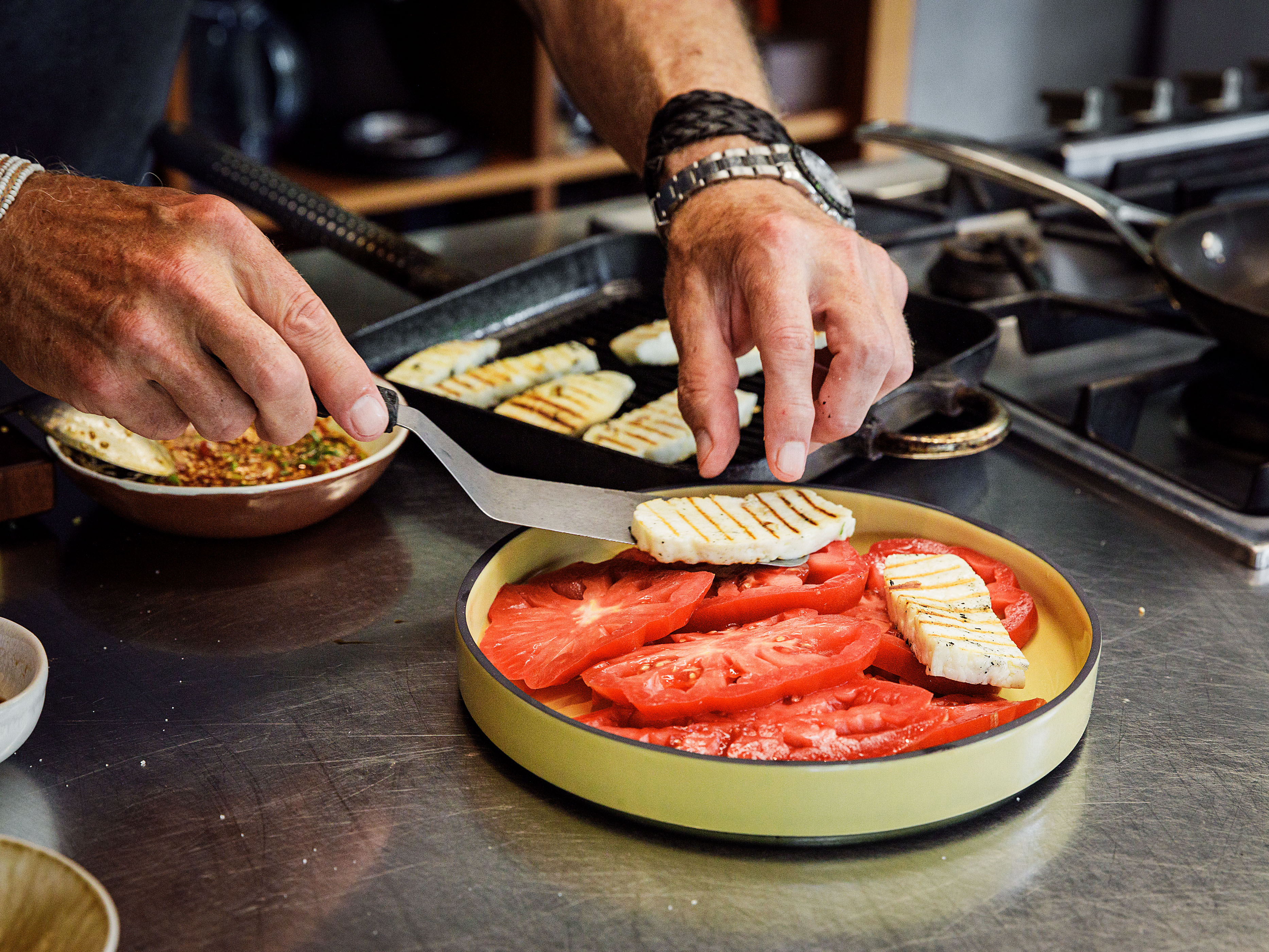 Schritt 3: Grillierter Halloumi mit Chili-Sesam-Dressing, Tomaten und Frühlingszwiebeln anrichten