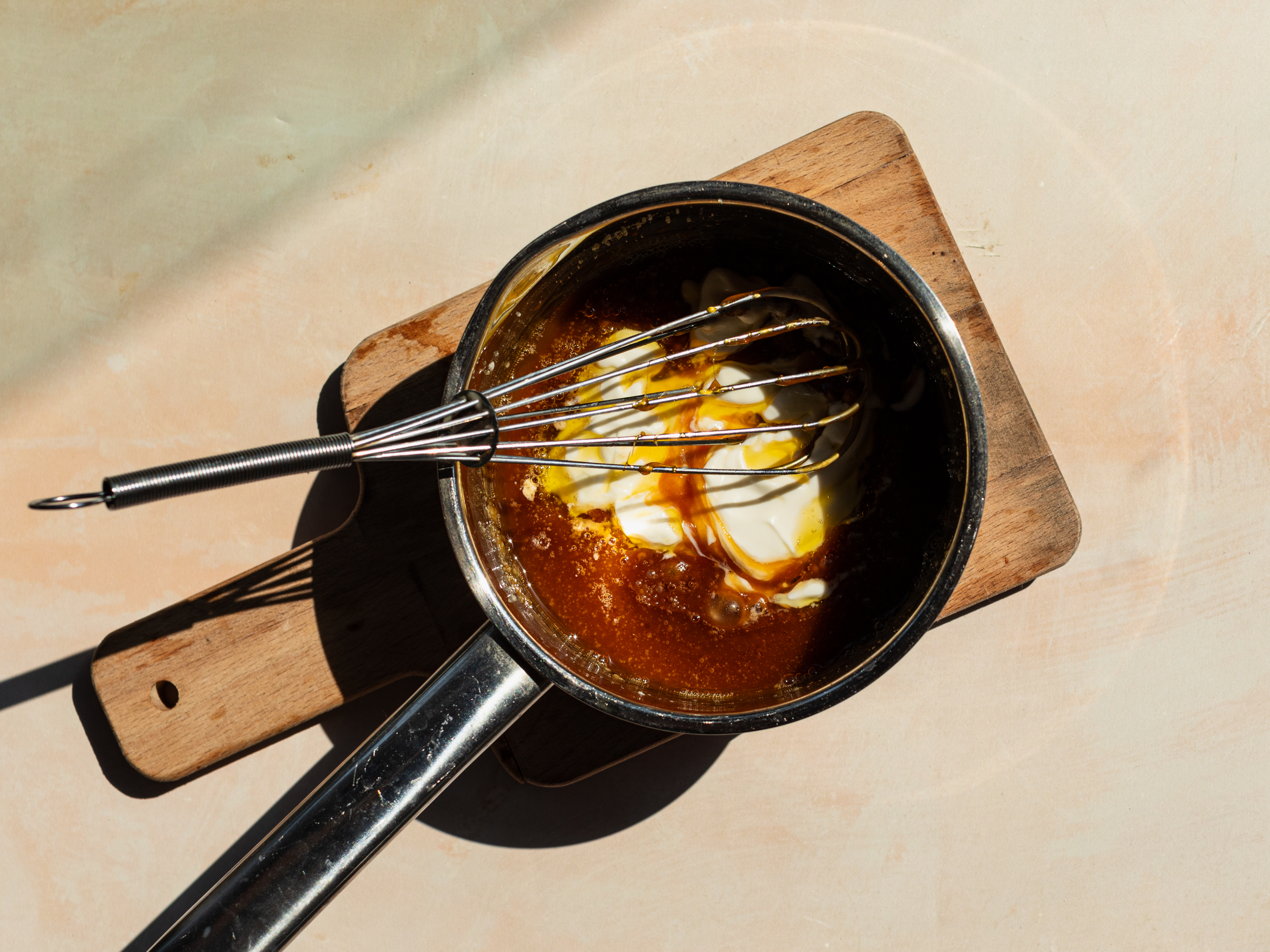 Schritt 3: Dann die Butter hinzufügen und sanft rühren, bis sie vollständig geschmolzen ist
