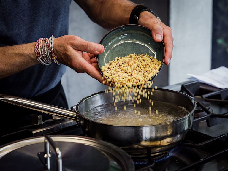 Schritt 2: Fregola in einen grossen Topf mit kochendem Salzwasser geben und fast gar kochen Schritt 2: Fregola in einen grossen Topf mit kochendem Salzwasser geben und fast gar kochen