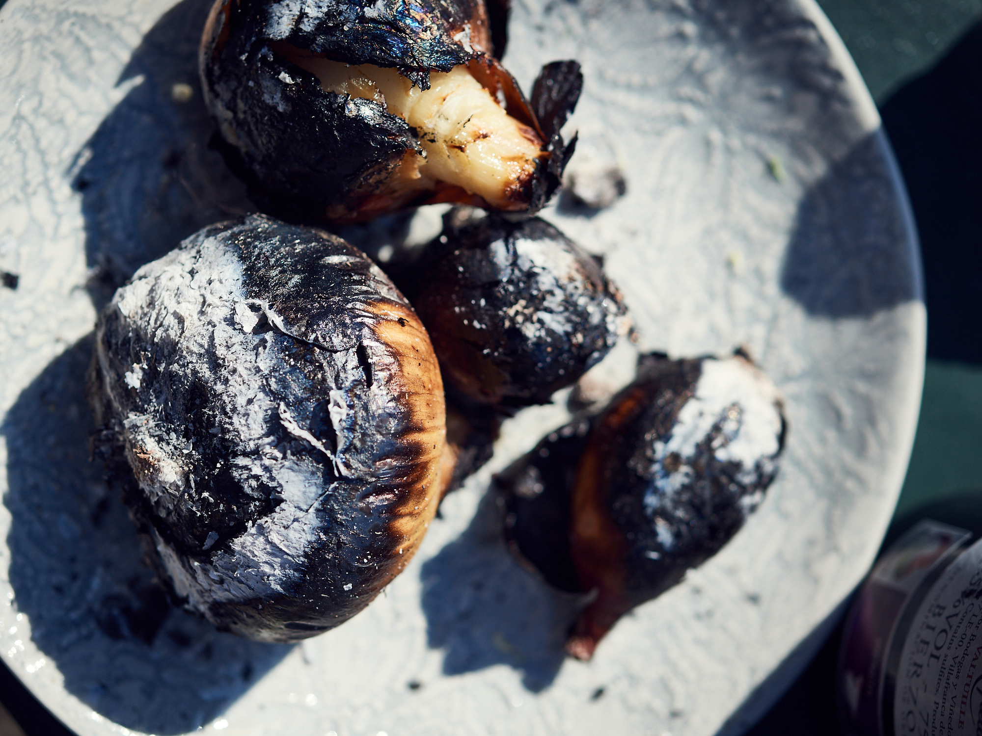 Schritt 1: Zwiebeln für Glutgerösteten Zwiebelsalat Orangen Limette in der Glut garen