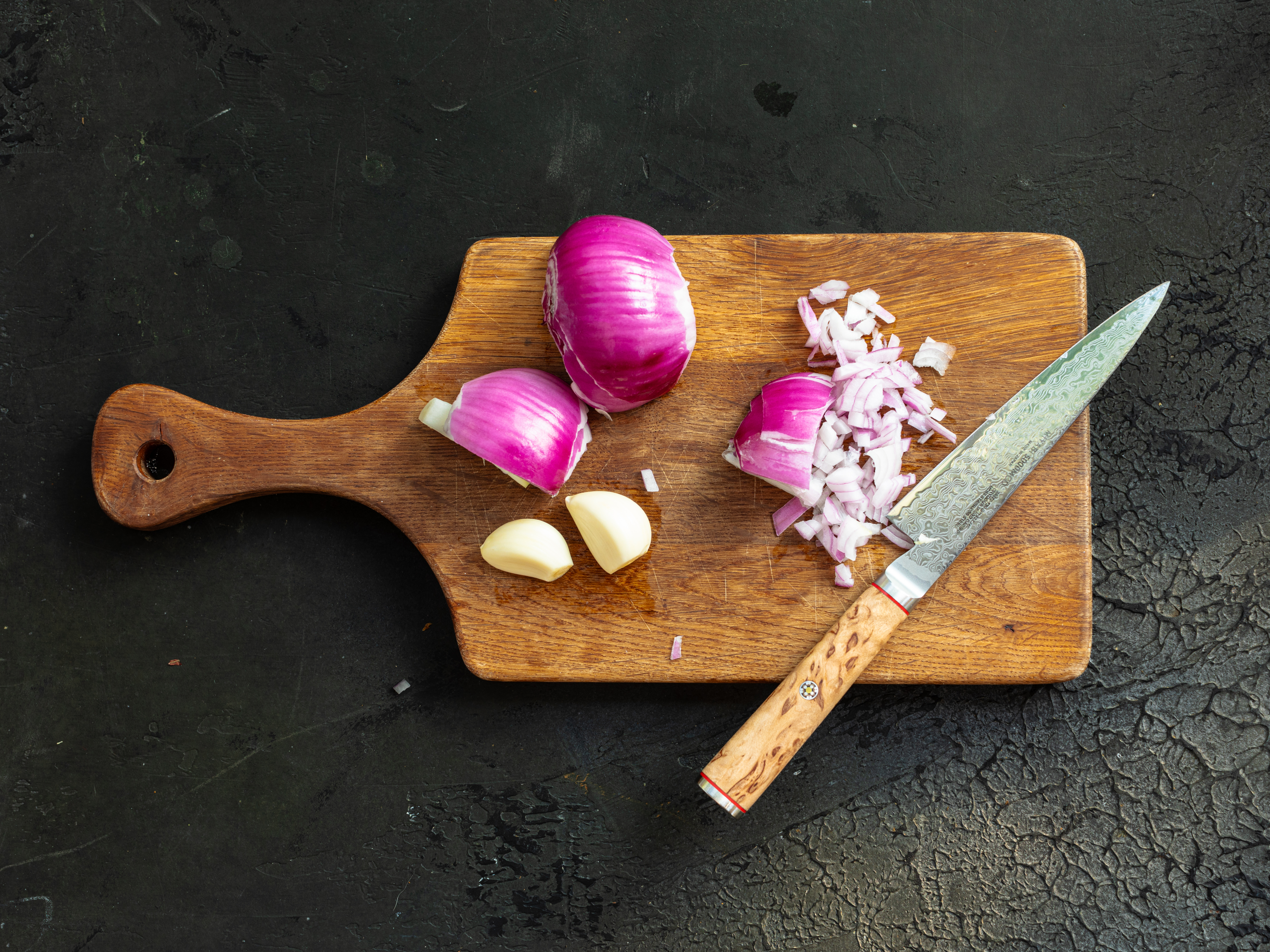 Schritt 1: Zwiebel schalen und fein hacken