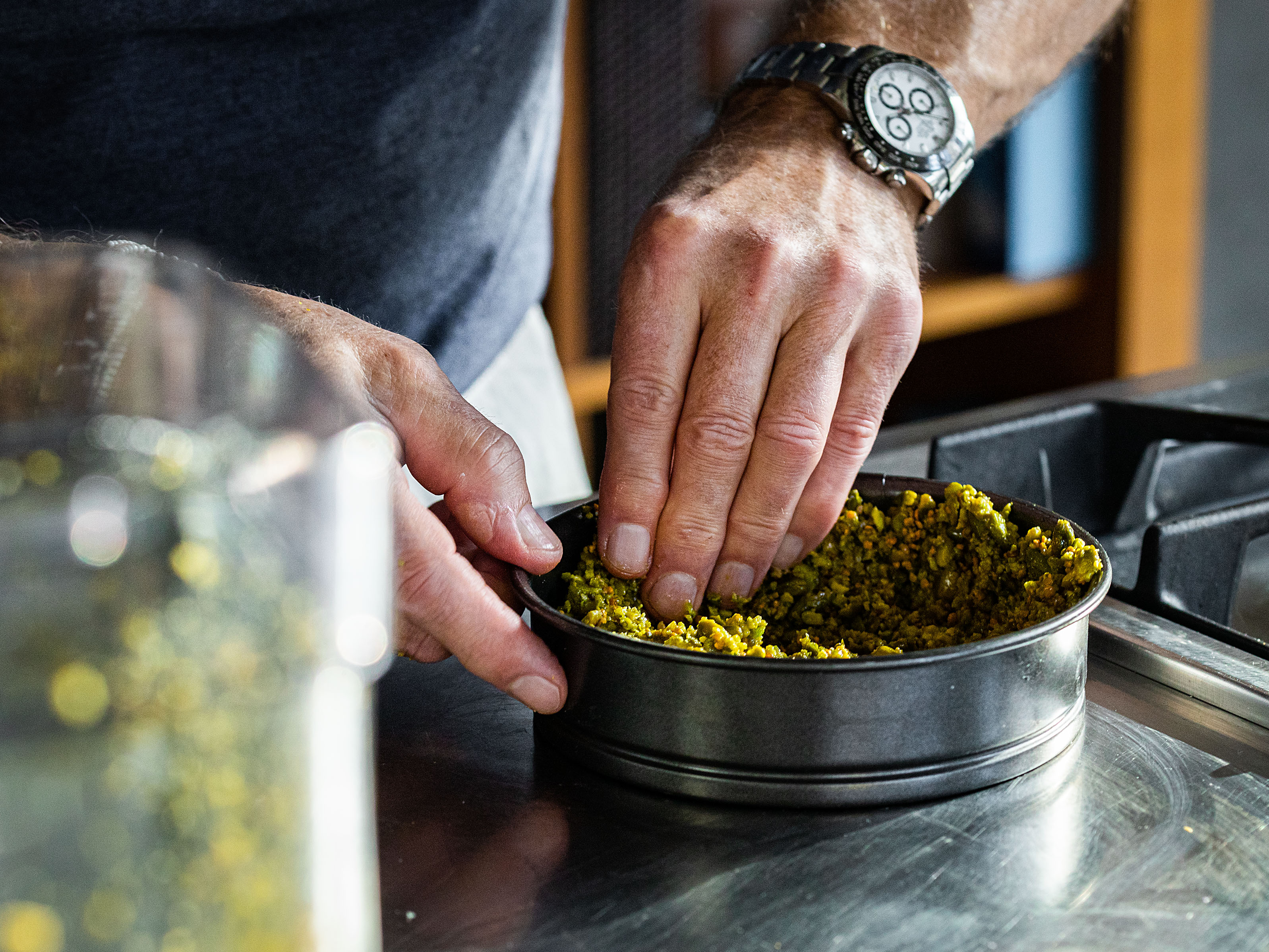 Schritt 1: Schritt 1: Teig mit den Händen in eine Springform pressen und für eine halbe Stunde in den Tiefkühler stellen