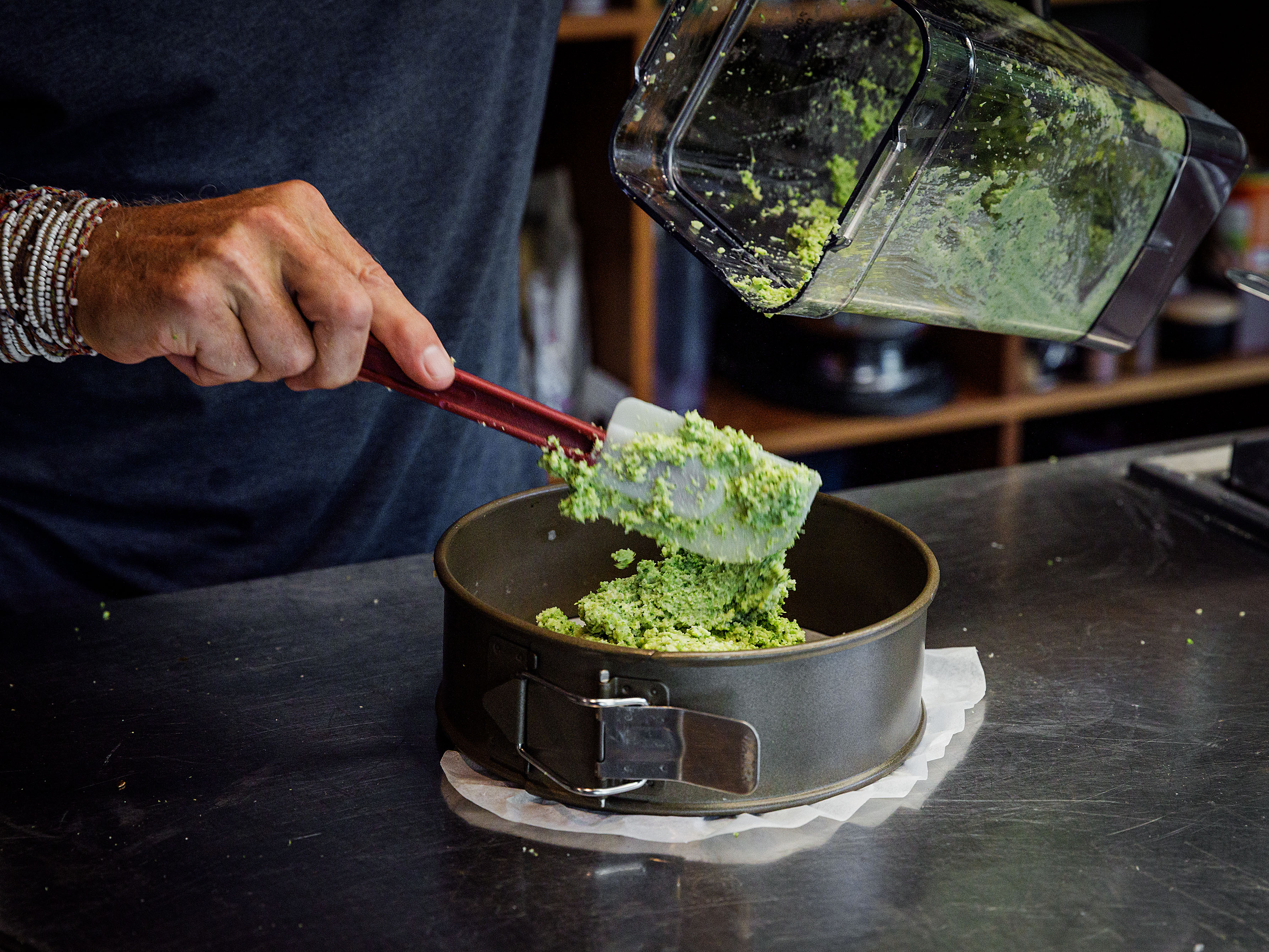 Schritt 1: Teig für Kürbistarte mit Broccoliteig, Ziegenkäse und Salbei zubereiten