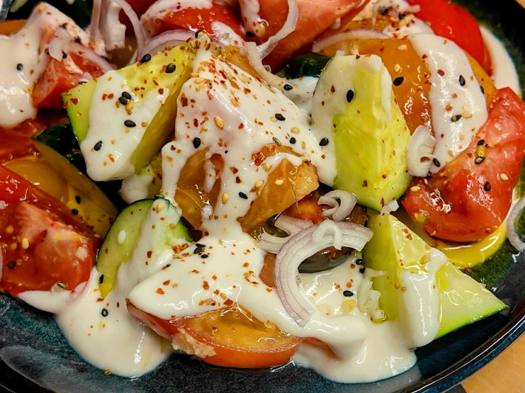 Schritt 3: Tomaten-Gurken Salat mit Sesam-Seiden Tofu Dressing anrichten