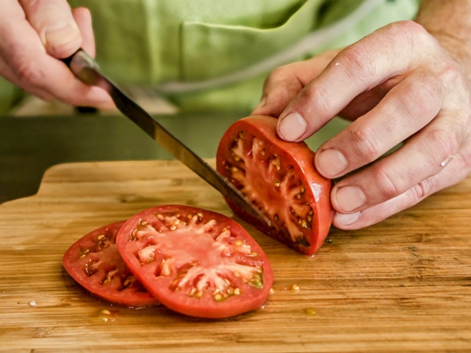 Schritt 1: Zwiebeln für Pissaladière vorbereiten und karamellisieren & Tomaten vorbereiten  