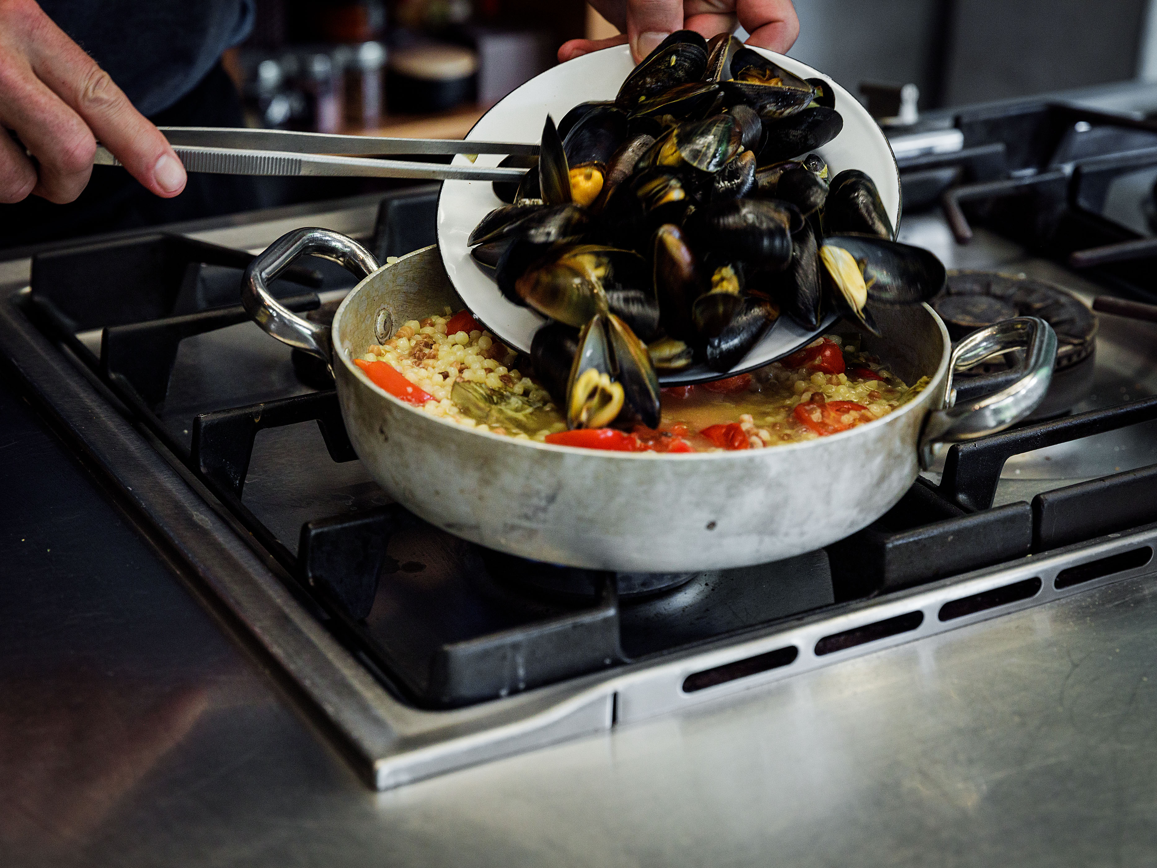 Schritt 3: Die Muscheln unterrühren und den Topf vom Herd nehmen