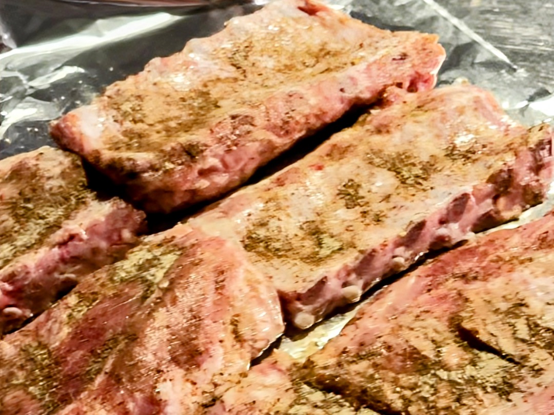 Schritt 2: Würzen und Garen der Ribs für Spare Ribs Caminada Style 