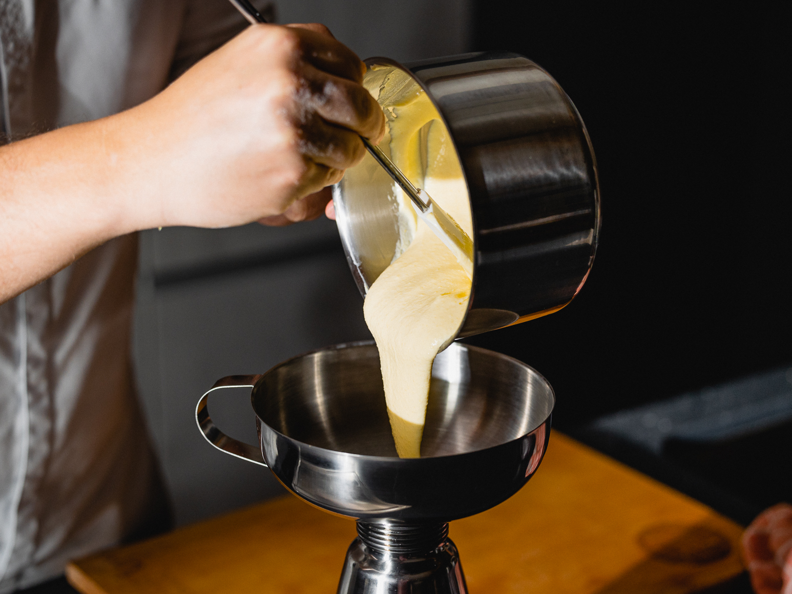 Schritt 2: Die Masse durch ein Sieb streichen und in ein 0,5L Rahmbläser einfüllen