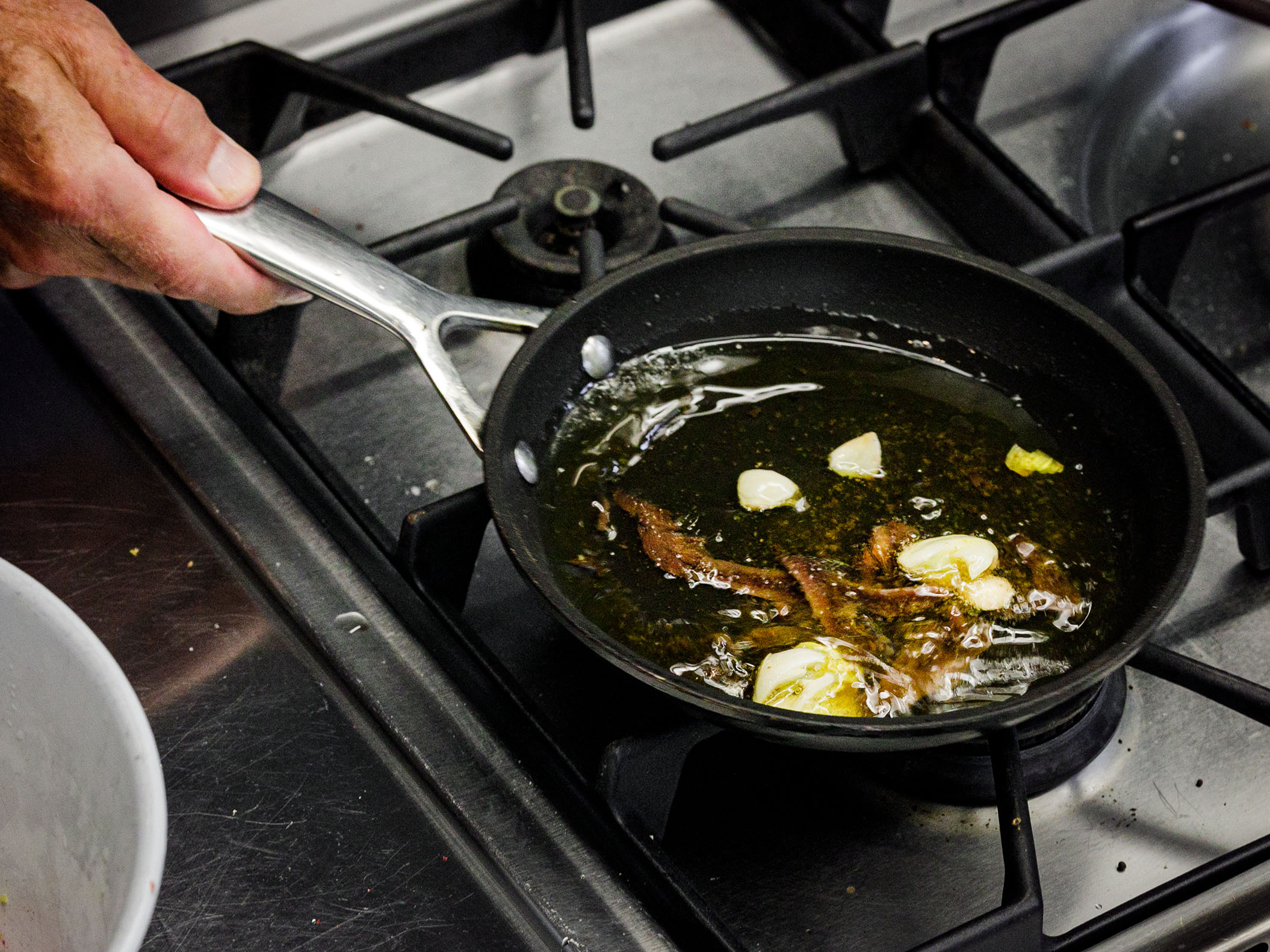 Schritt 1: Unter gelegentlichem Rühren 10 Minuten köcheln lassen, bis der Knoblauch weich ist und sich die Sardellen auflösen