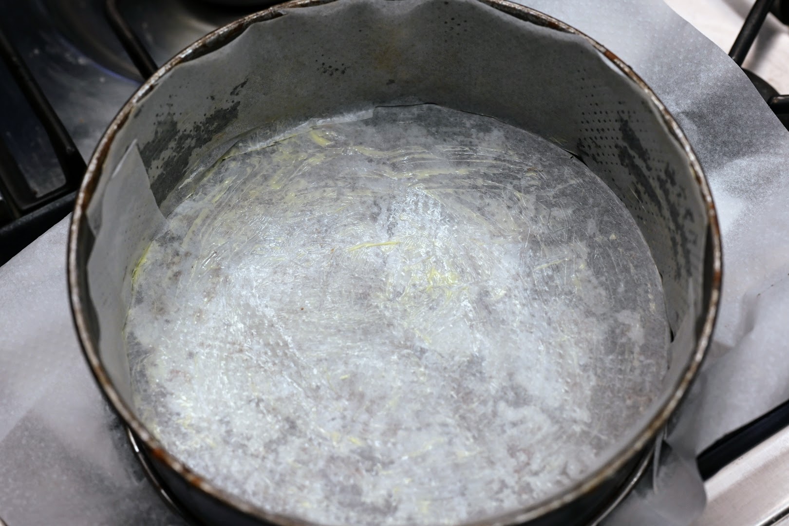 Schritt 2: Eine 22 cm Springform einfetten, den Boden und Wände mit Backpapier auslegen