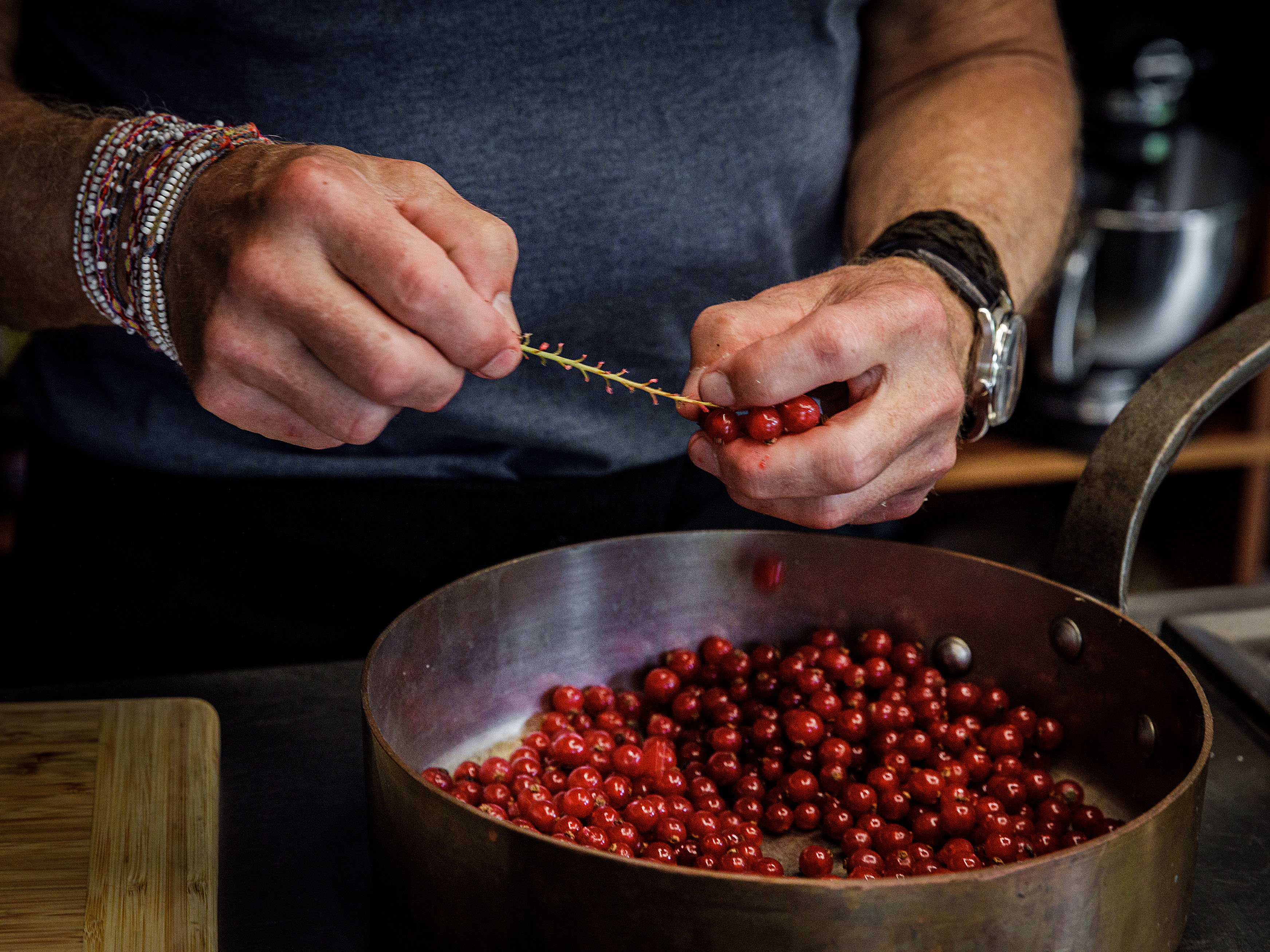 Schritt 1: Die Johannisbeeren von Hand oder noch einfacher mit einer Gabel entstielen