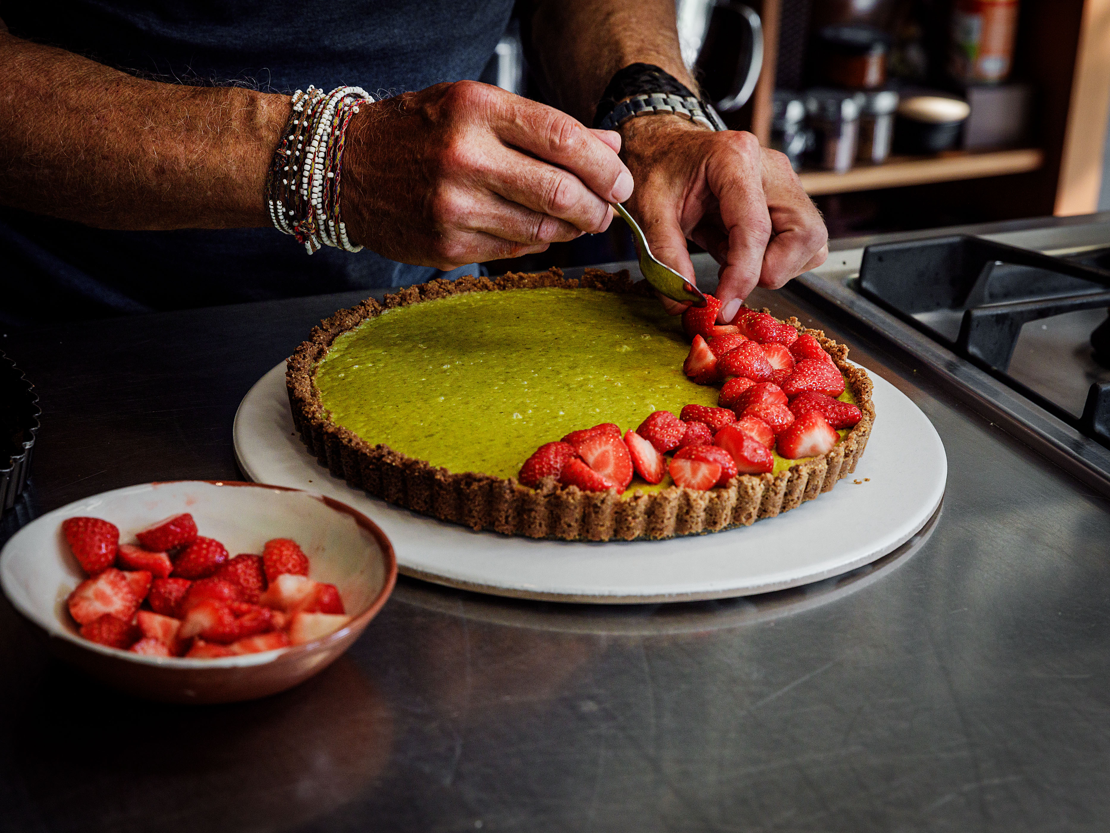 Schritt 3: Vor dem Servieren die Erdbeeren dekorativ auf der Limetten-Tarte verteilen