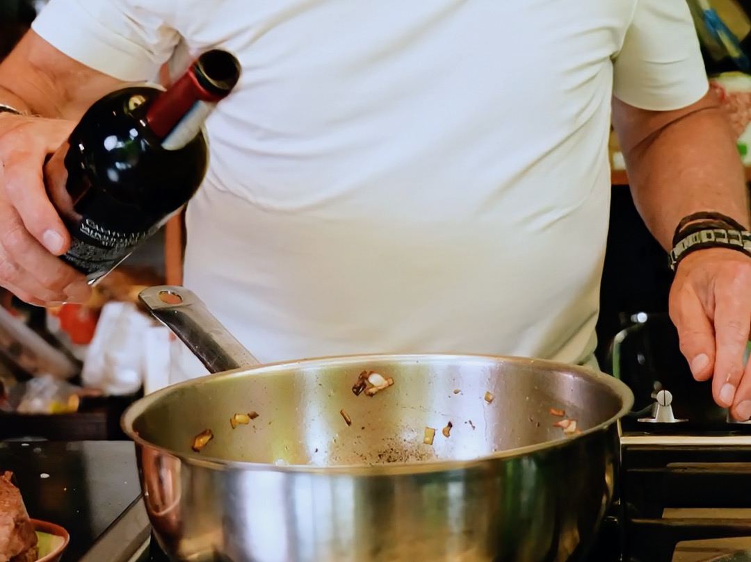 Schritt 3:  Fleisch für Ragu di Manzo zerkleinern und Sauce verfeinern 