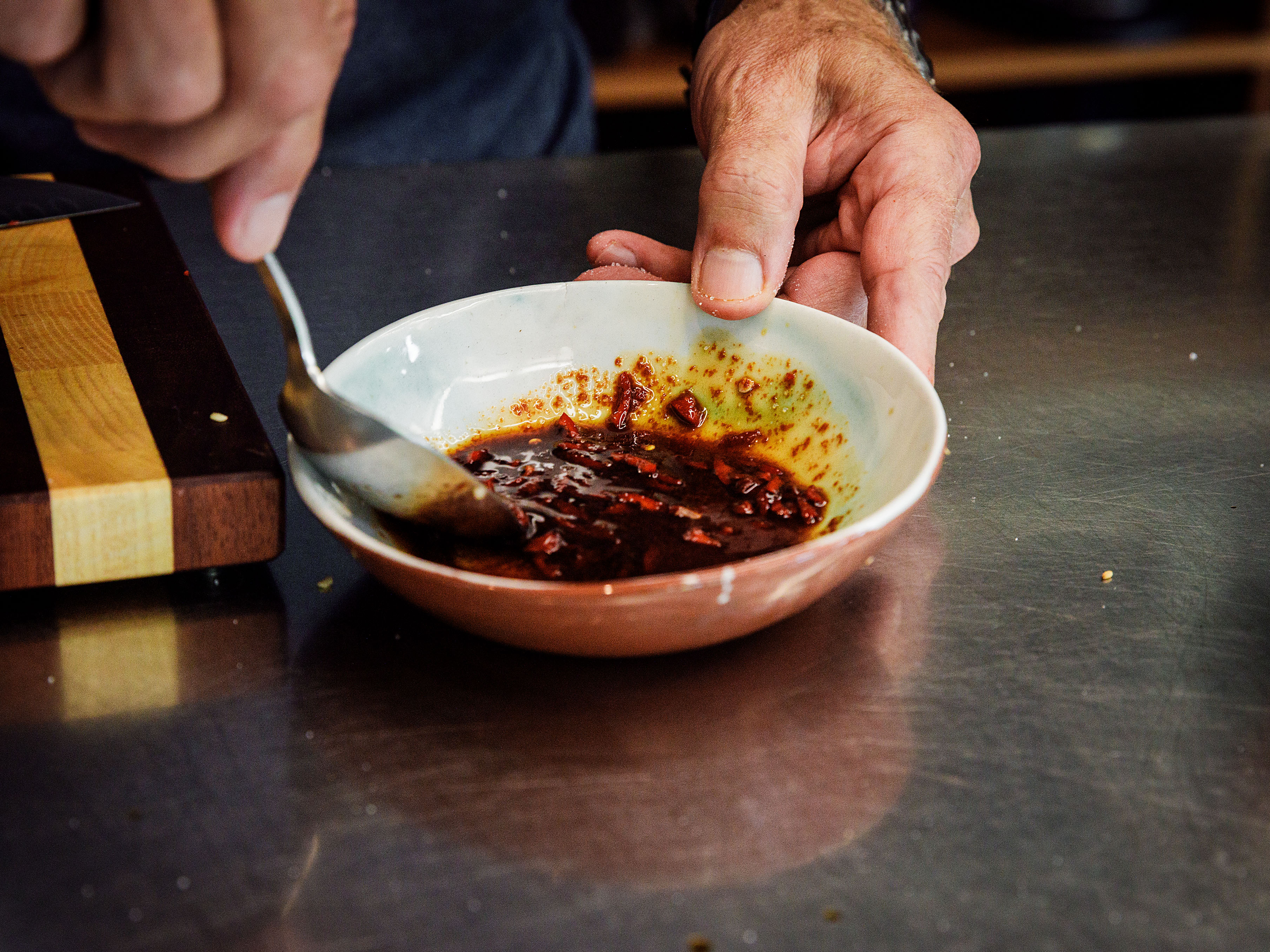 Schritt 1: Dressing für Grillierter Halloumi mit Chili-Sesam-Dressing, Tomaten und Frühlingszwiebeln zubereiten 